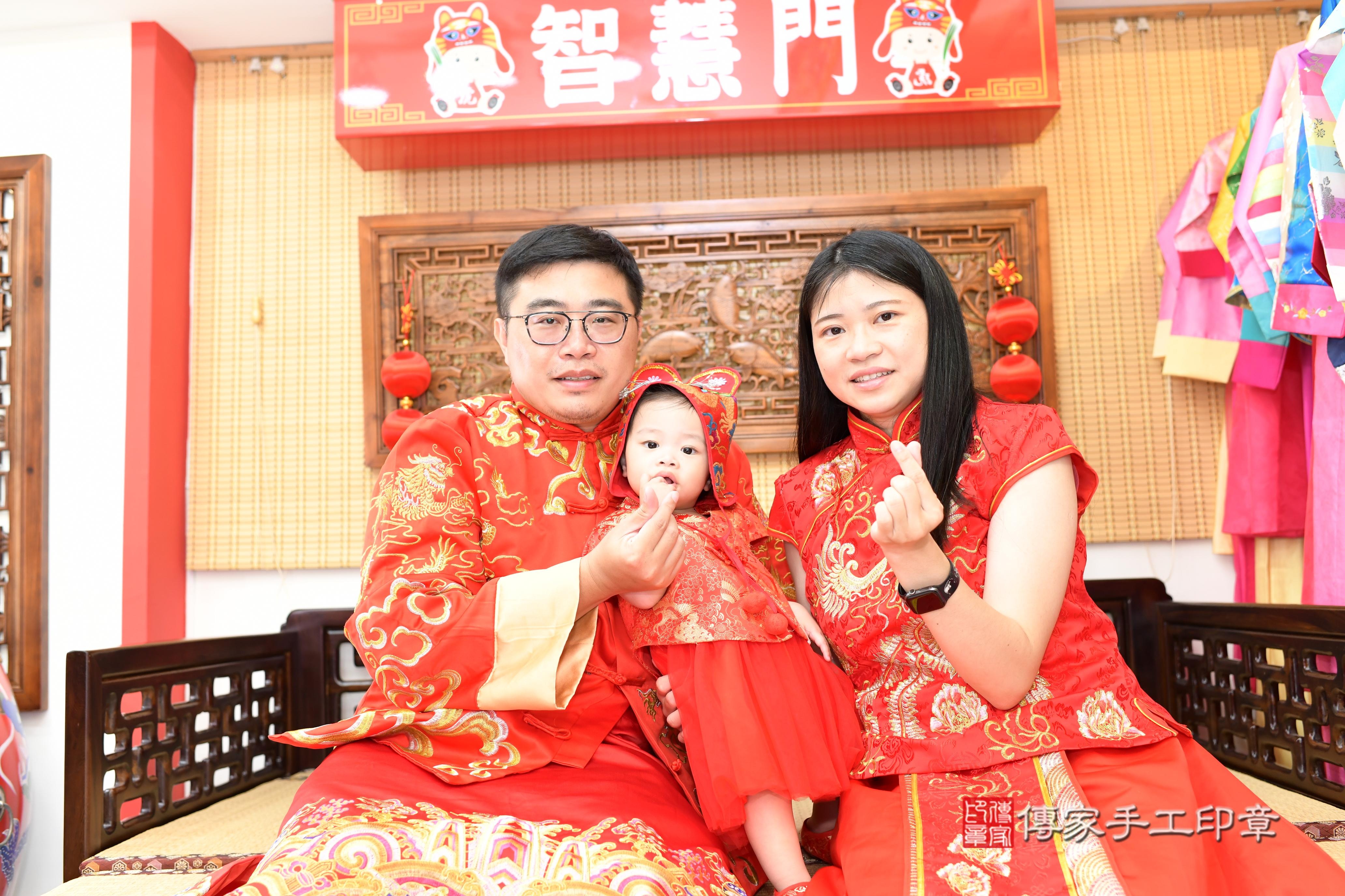 柔柔寶貝抓周，成人與小孩古裝禮服照。地點：傳家「台南店」古禮會場