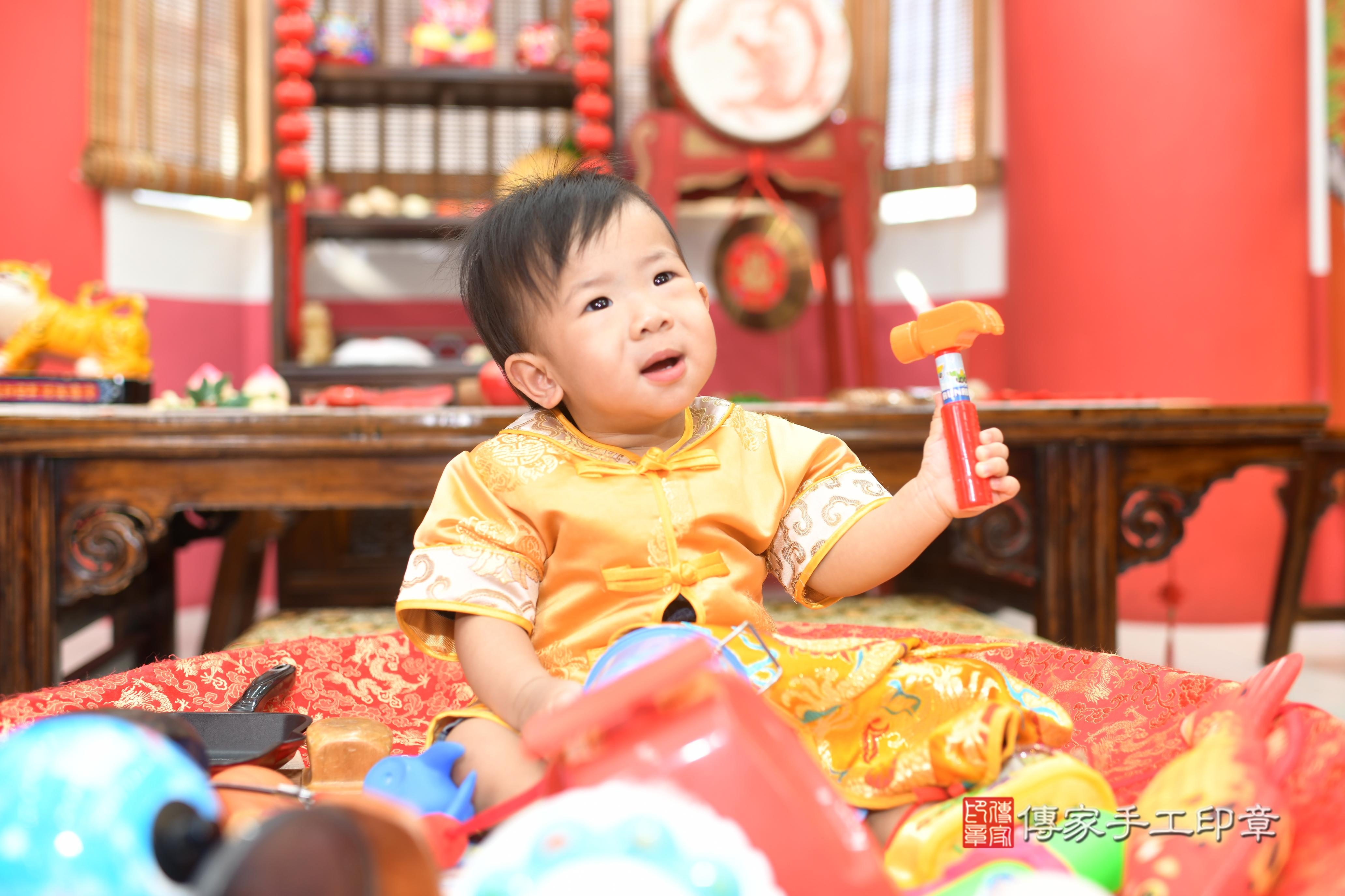 琋琋寶貝抓周，小孩古裝禮服照。地點：傳家「高雄店」古禮會場