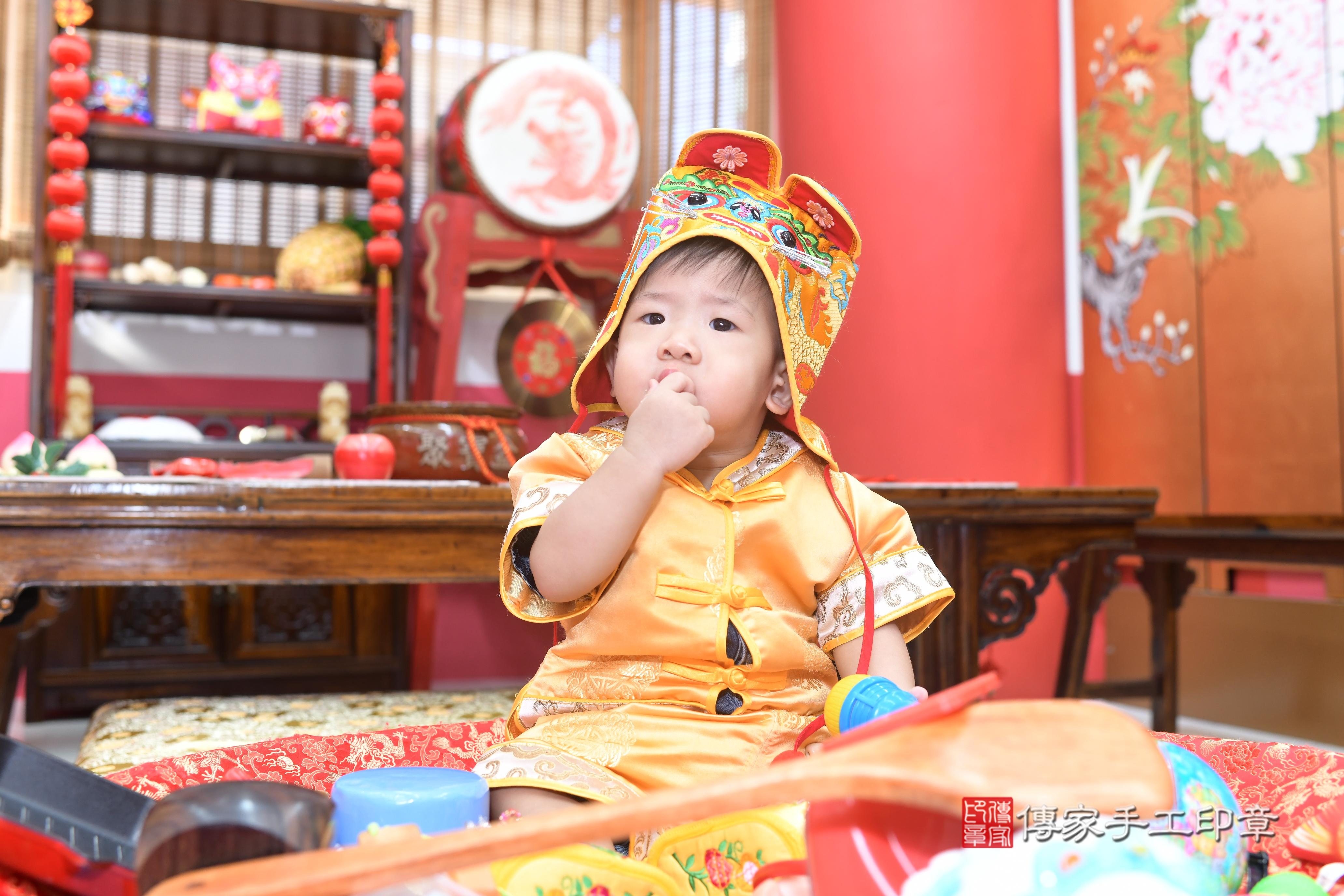 琋琋寶貝抓周，小孩古裝禮服照。地點：傳家「高雄店」古禮會場