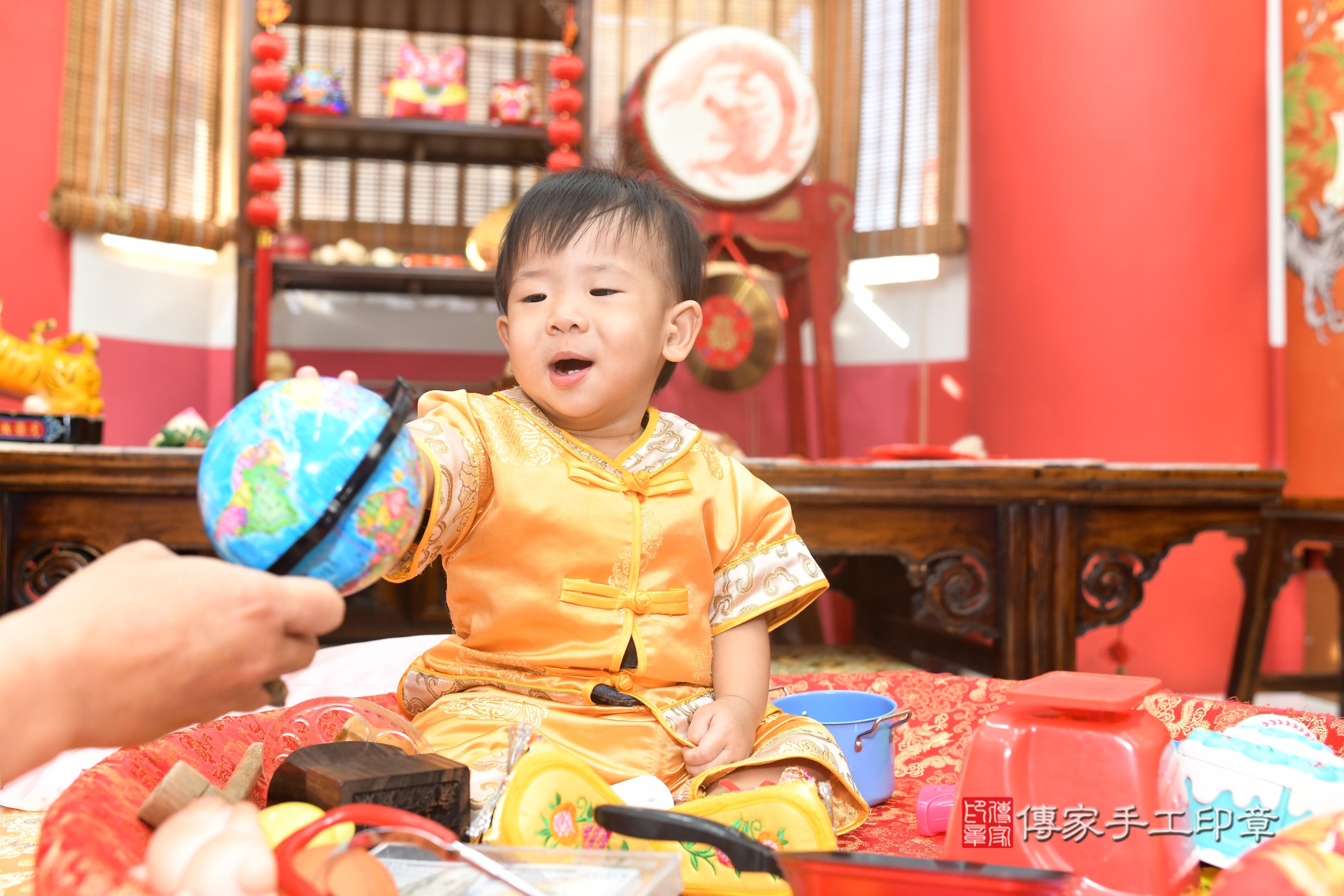 琋琋寶貝抓周，小孩古裝禮服照。地點：傳家「高雄店」古禮會場