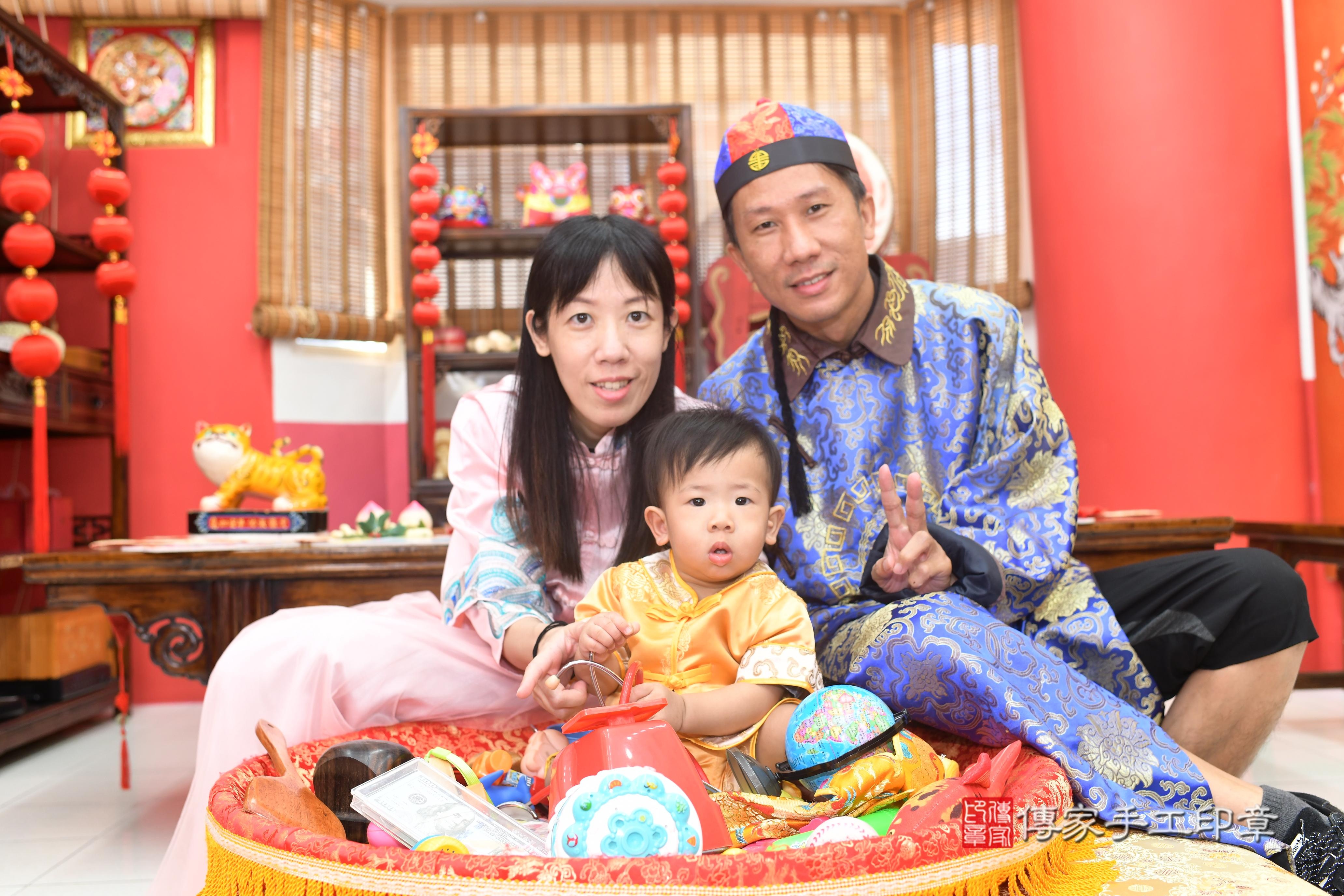 琋琋寶貝抓周，成人與小孩古裝禮服照。地點：傳家「高雄店」古禮會場