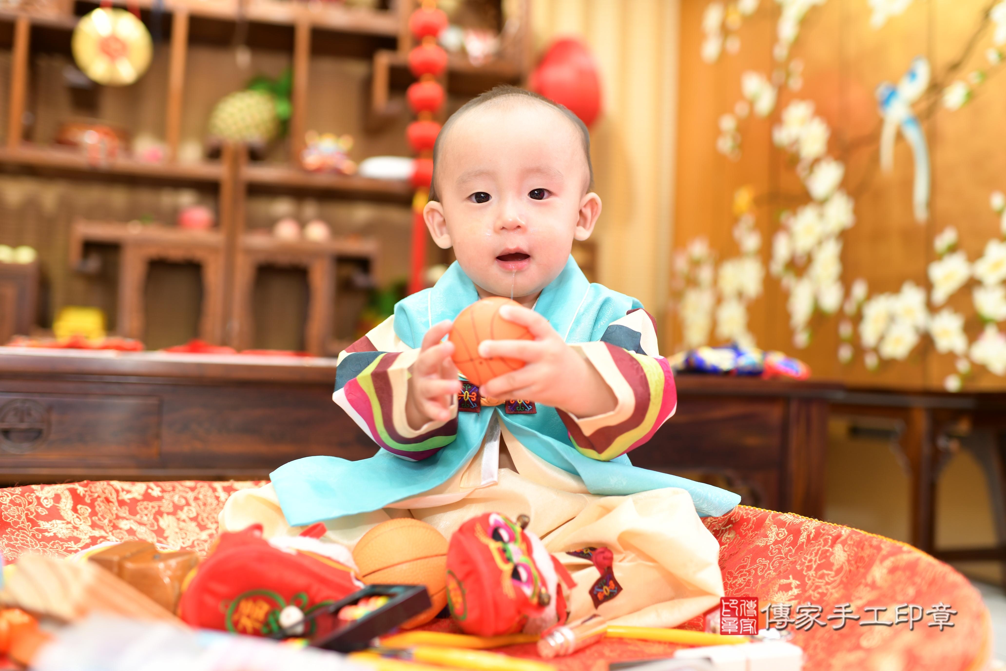 翔翔寶貝抓周，小孩古裝禮服照。地點：傳家「台南店」古禮會場