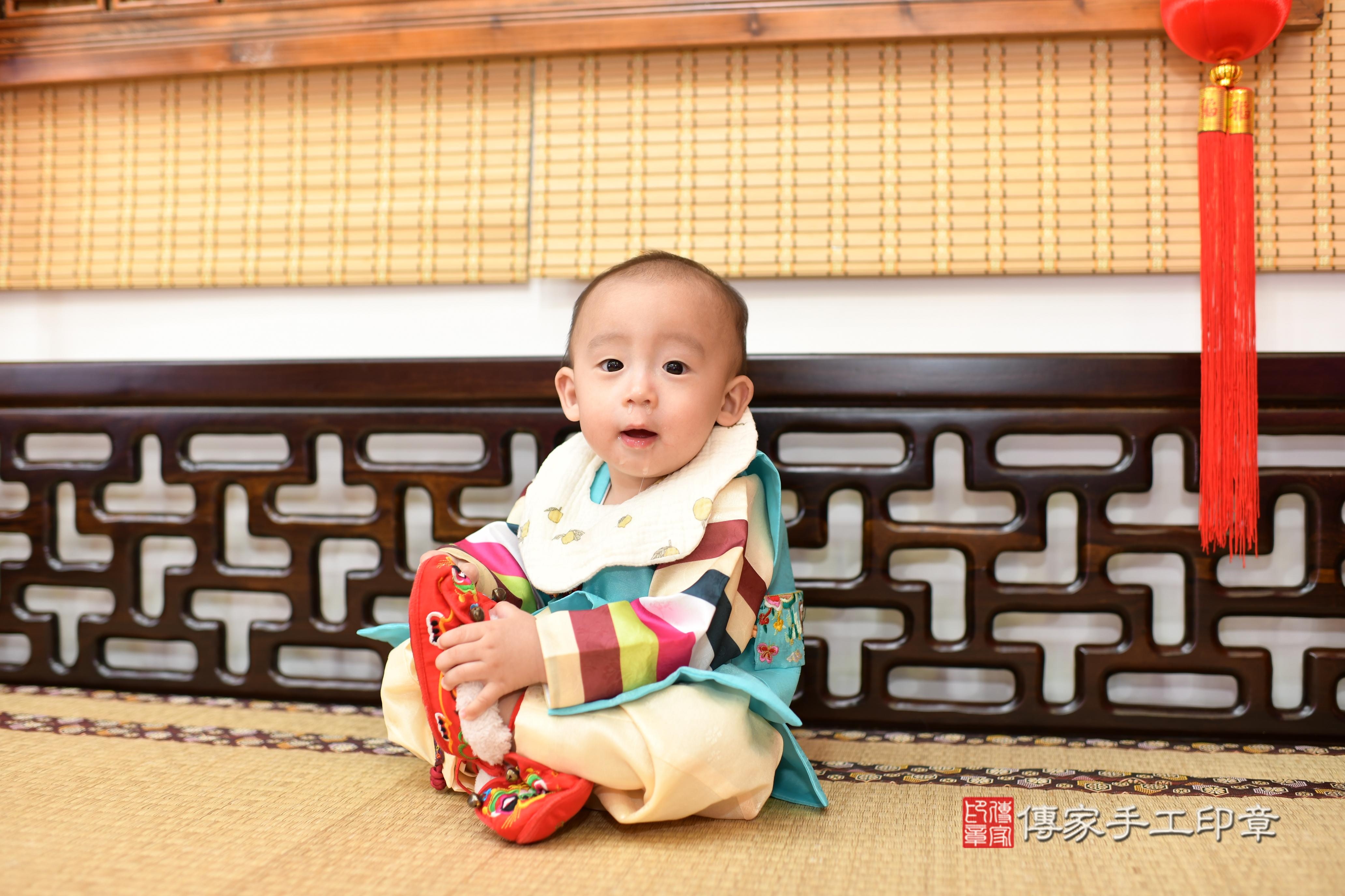翔翔寶貝抓周，小孩古裝禮服照。地點：傳家「台南店」古禮會場