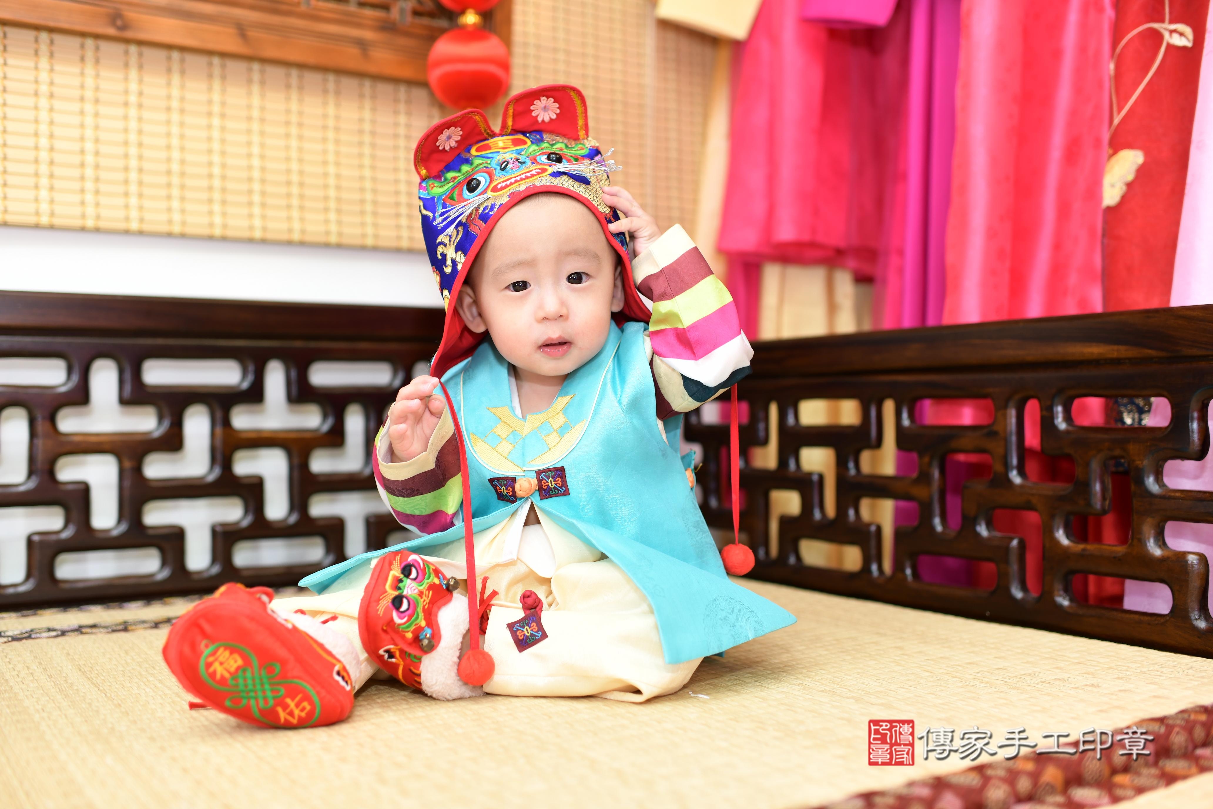 翔翔寶貝抓周，小孩古裝禮服照。地點：傳家「台南店」古禮會場