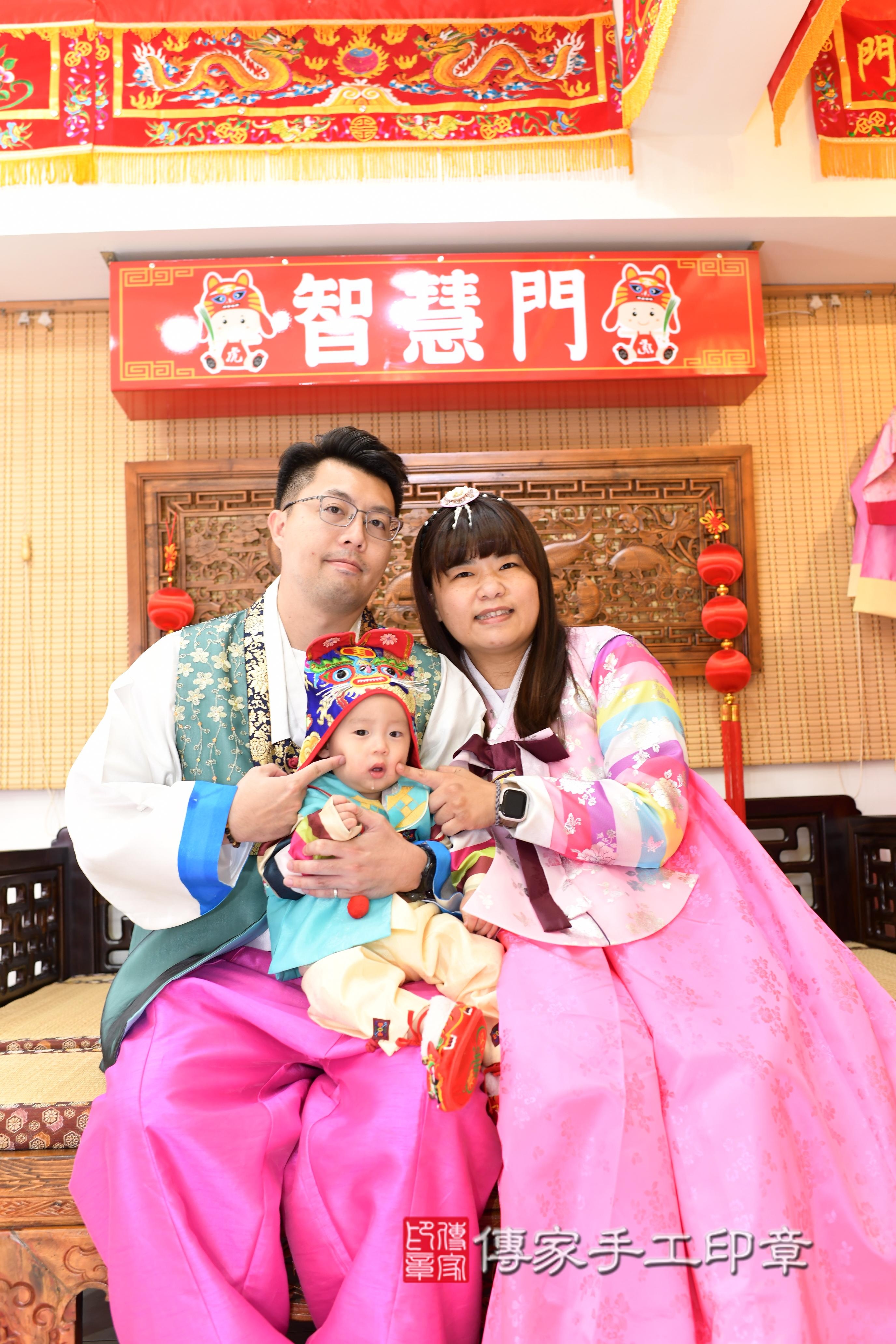 翔翔寶貝抓周，成人與小孩古裝禮服照。地點：傳家「台南店」古禮會場