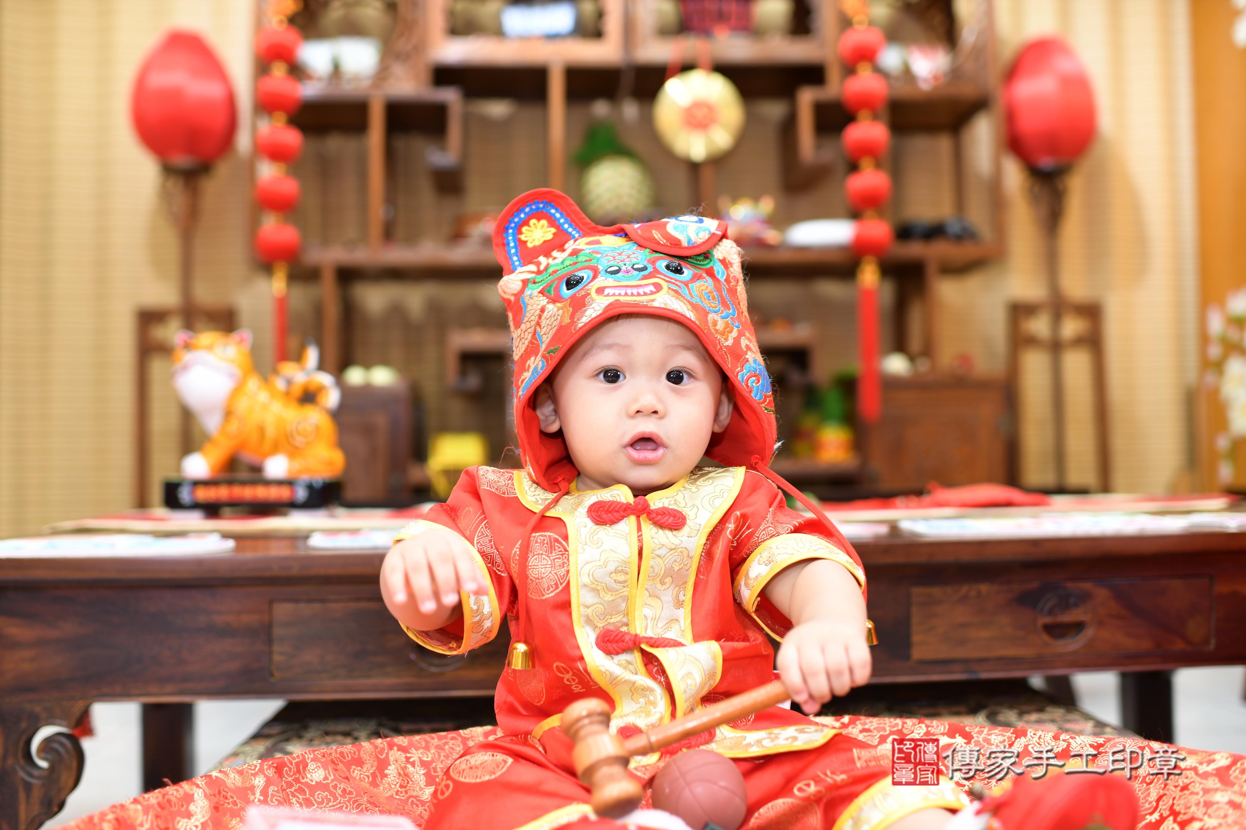 昊昊寶貝抓周，小孩古裝禮服照。地點：傳家「台南店」古禮會場