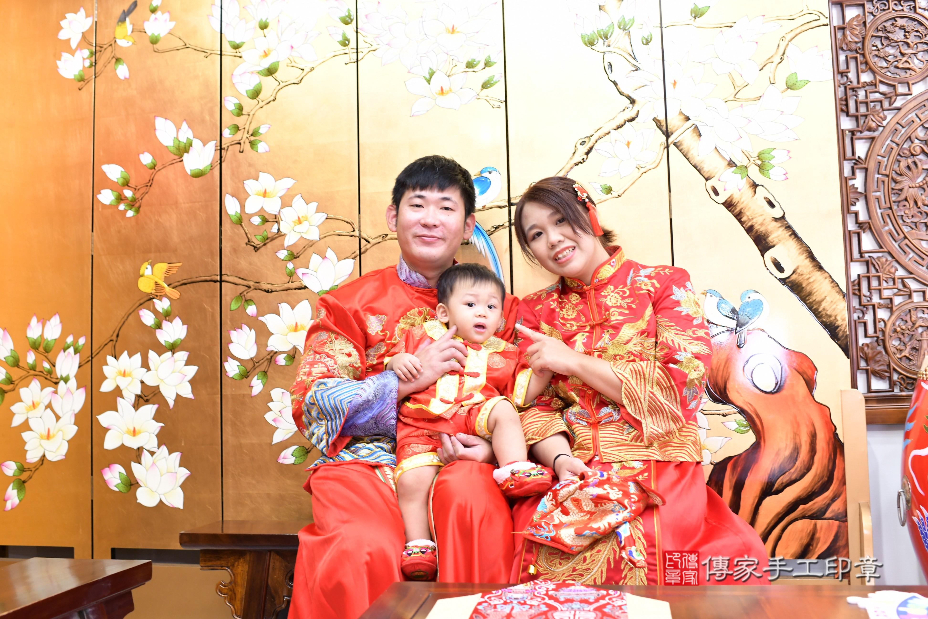 昊昊寶貝抓周，成人與小孩古裝禮服照。地點：傳家「台南店」古禮會場
