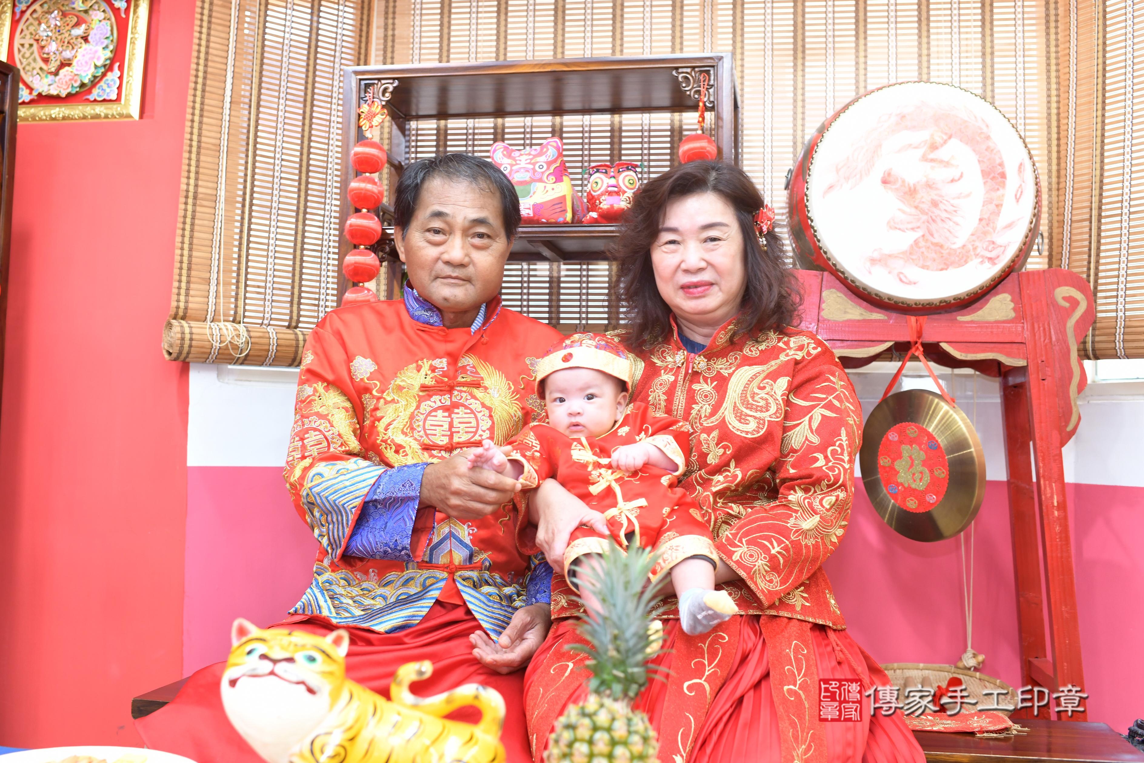 皓皓寶貝收涎，成人與小孩古裝禮服照。地點：傳家「高雄店」古禮會場