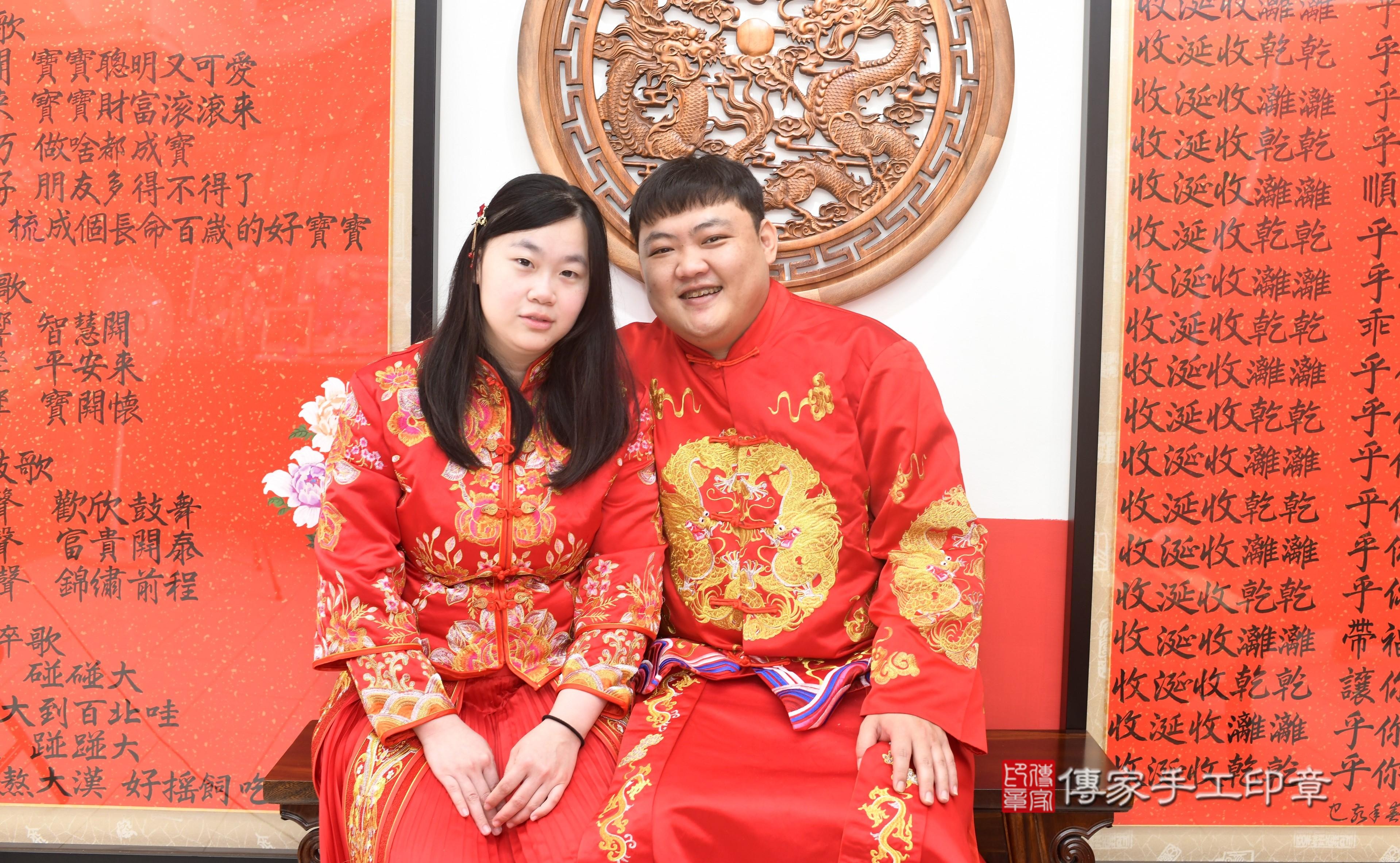 蓁蓁寶貝收涎，成人與小孩古裝禮服照。地點：傳家「高雄店」古禮會場