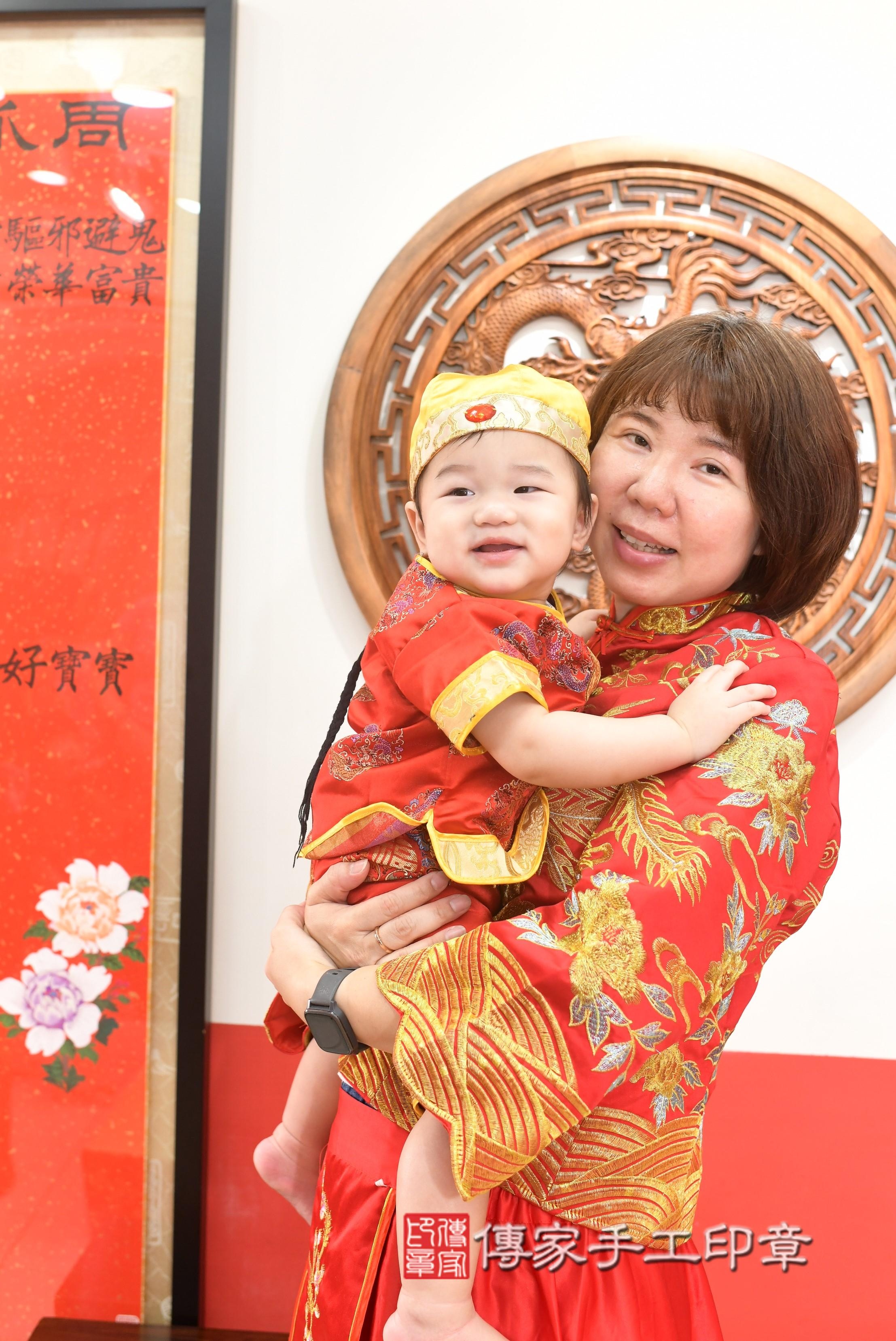 迪迪寶貝抓周，成人與小孩古裝禮服照。地點：傳家「高雄店」古禮會場