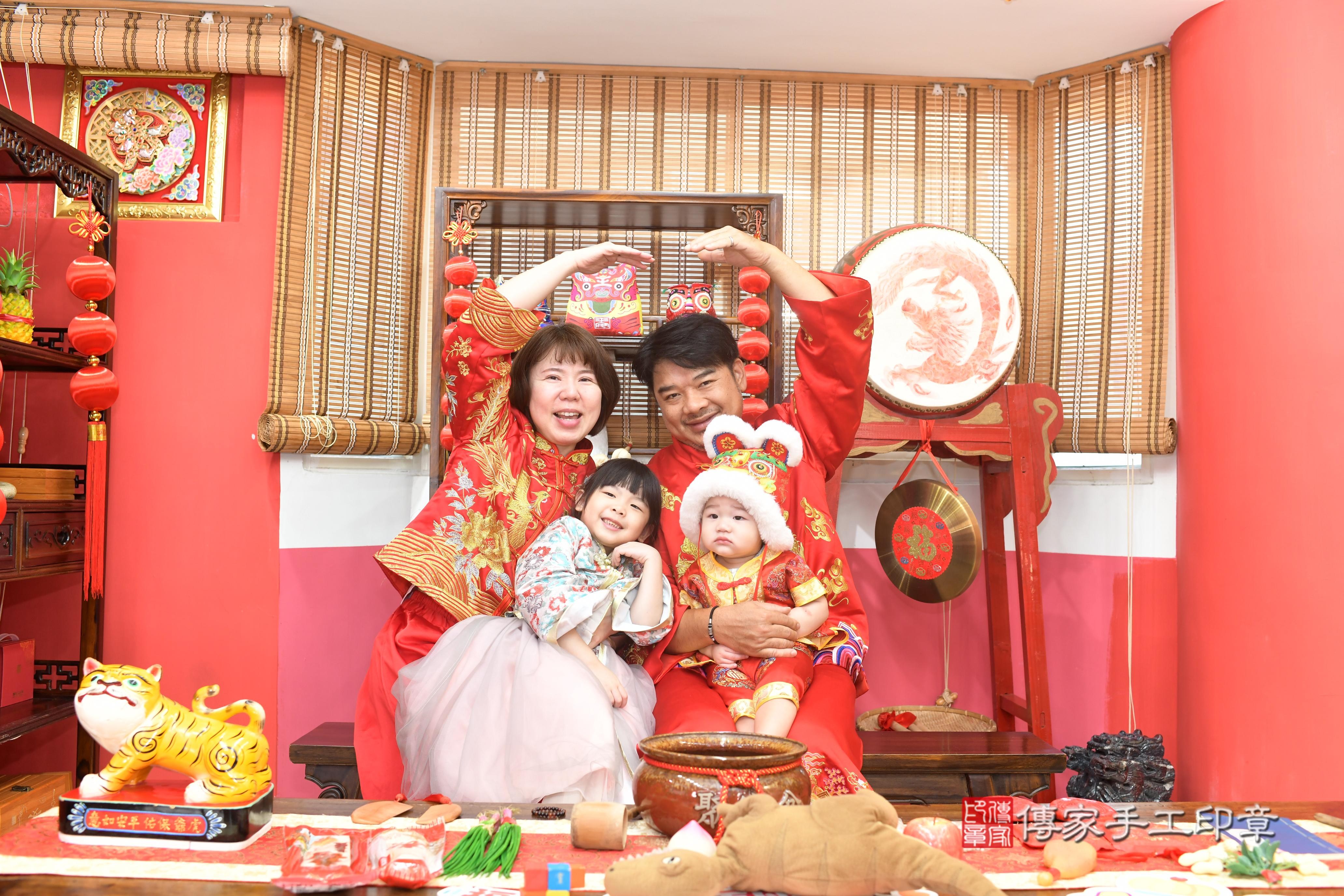 迪迪寶貝抓周，成人與小孩古裝禮服照。地點：傳家「高雄店」古禮會場