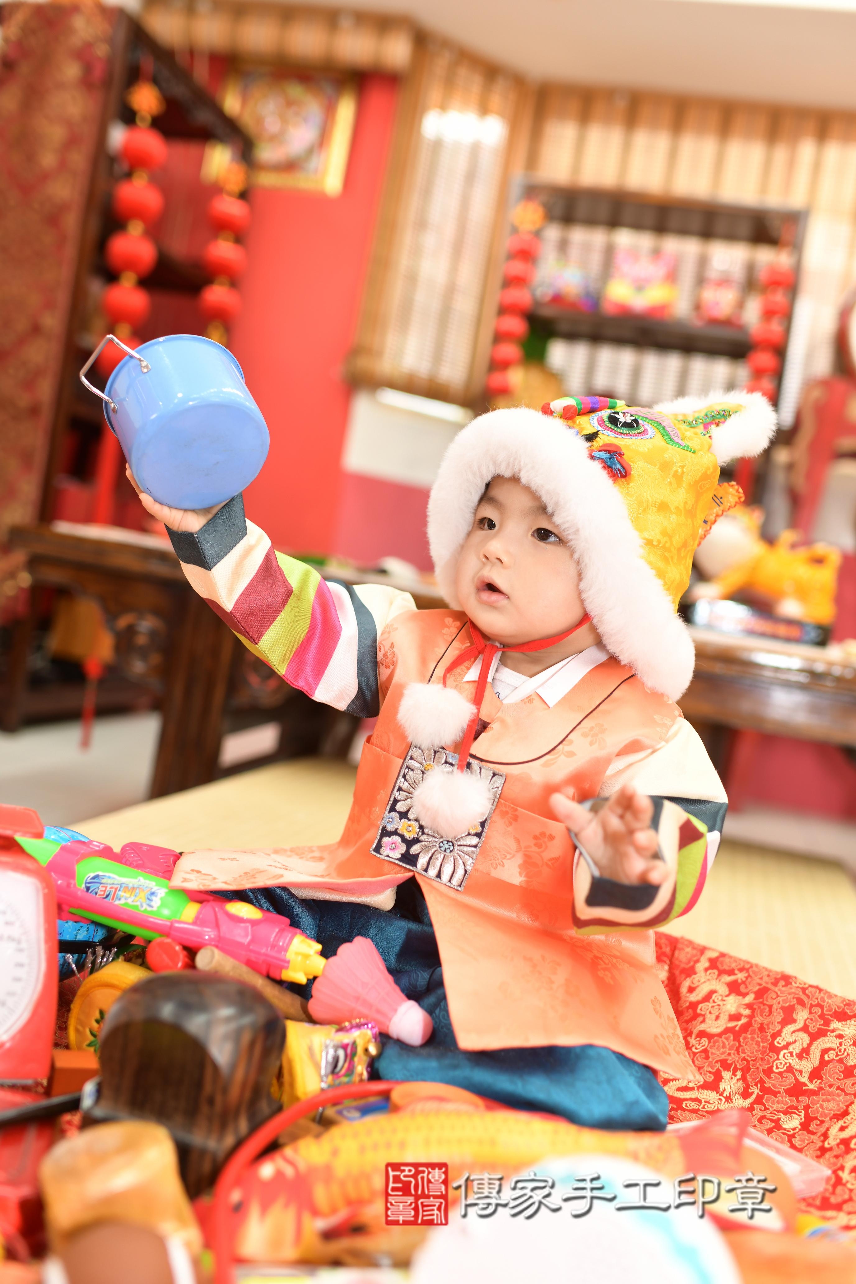 霆霆寶貝抓周，小孩古裝禮服照。地點：傳家「高雄店」古禮會場