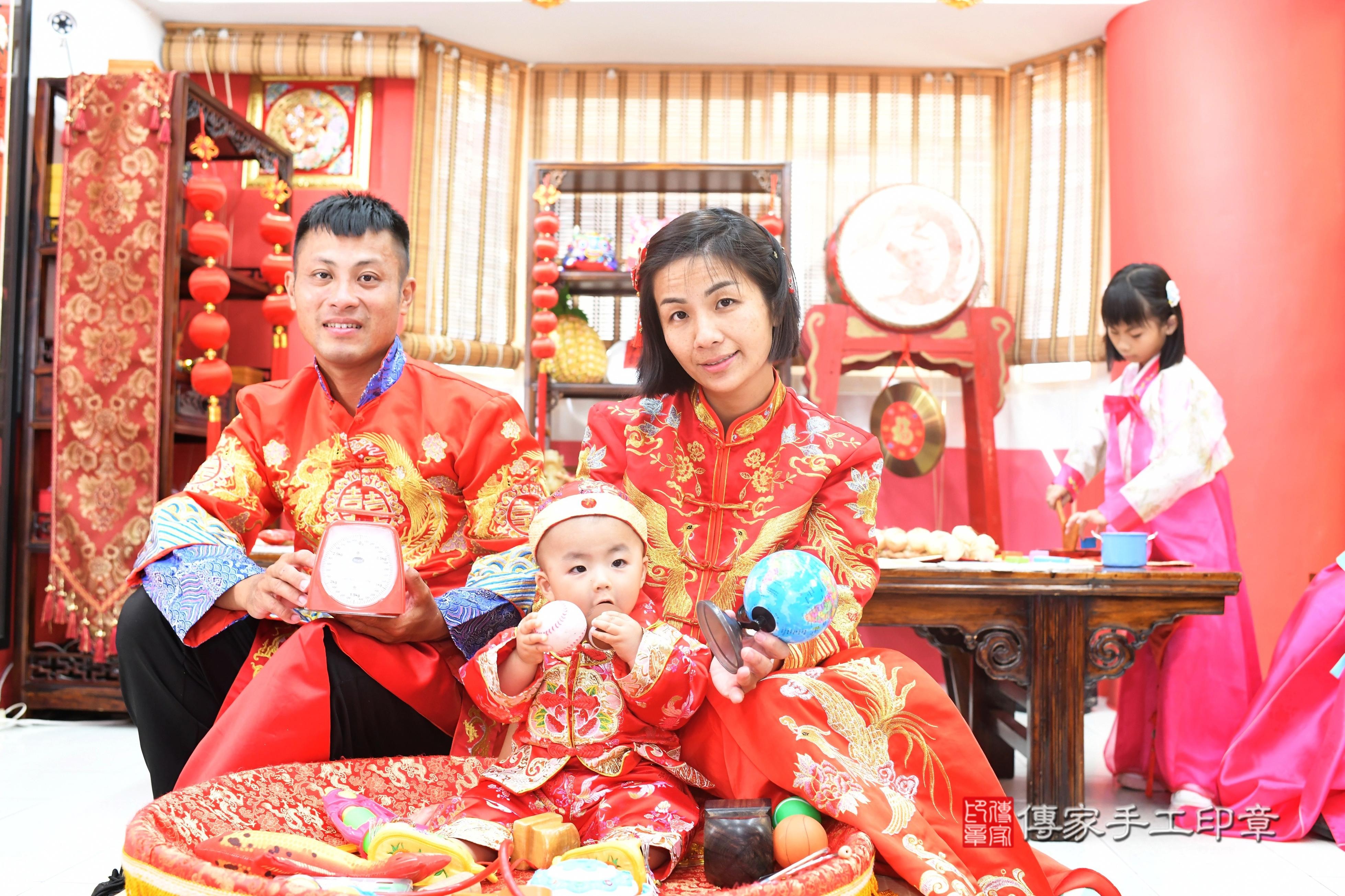 霆霆寶貝抓周，成人與小孩古裝禮服照。地點：傳家「高雄店」古禮會場