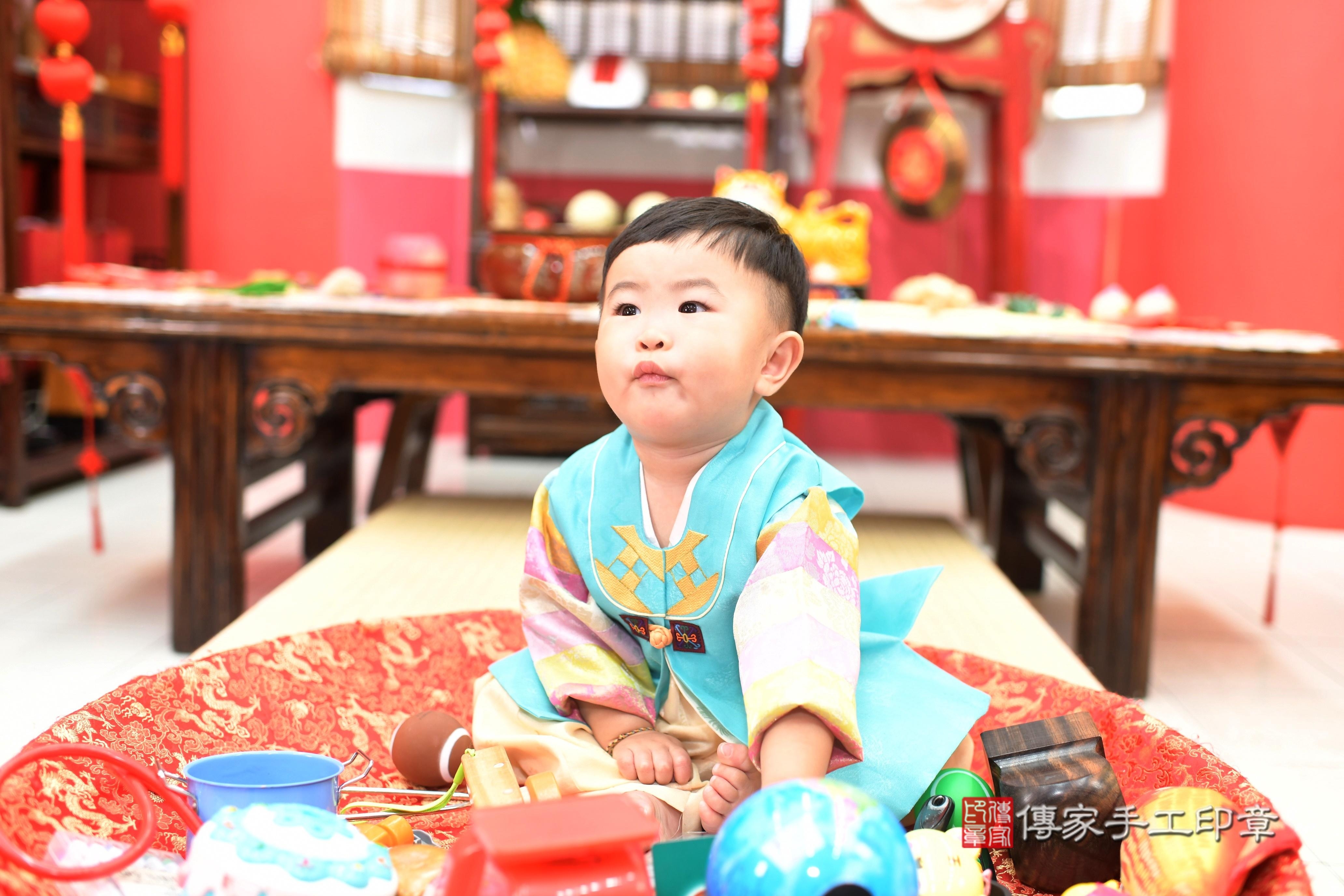 翔翔寶貝抓周，小孩古裝禮服照。地點：傳家「高雄店」古禮會場