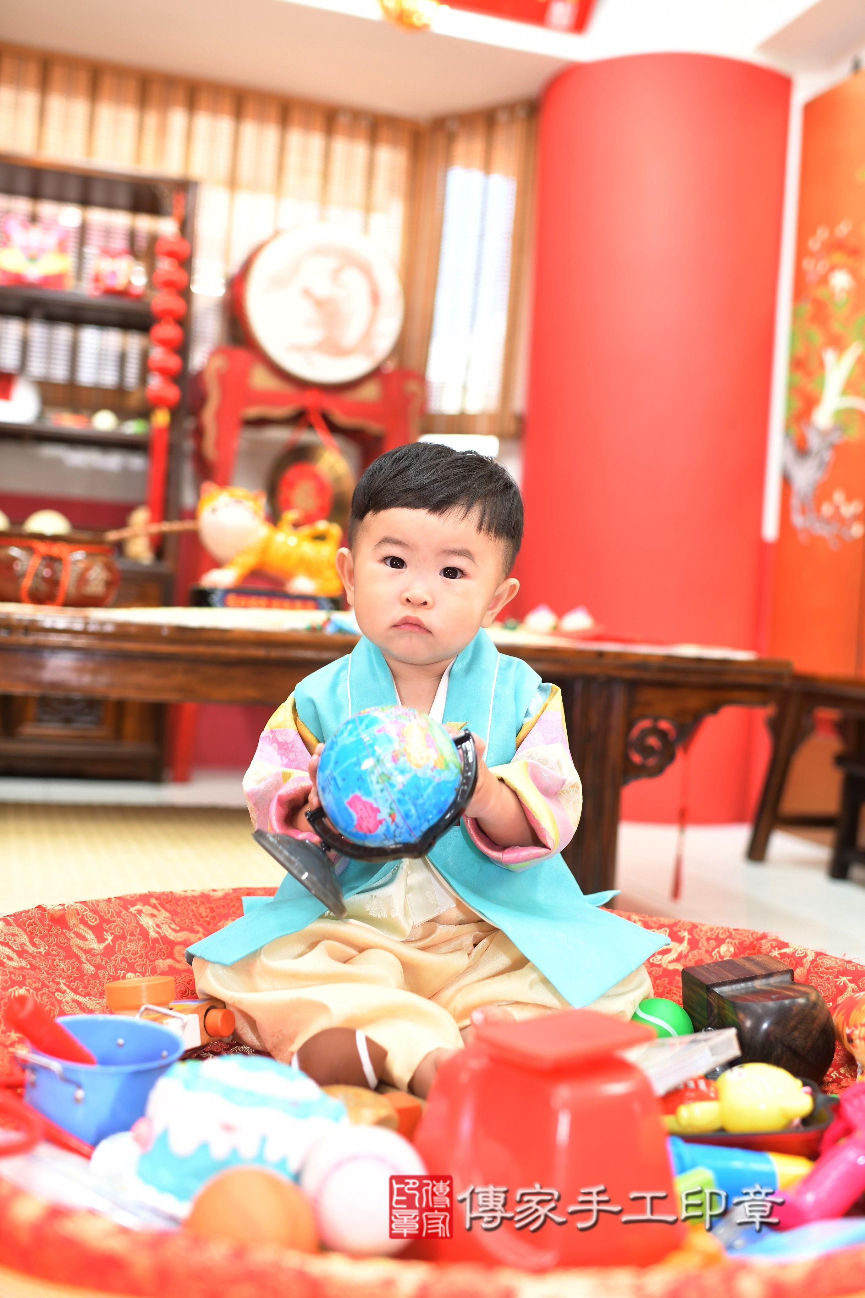 翔翔寶貝抓周，小孩古裝禮服照。地點：傳家「高雄店」古禮會場
