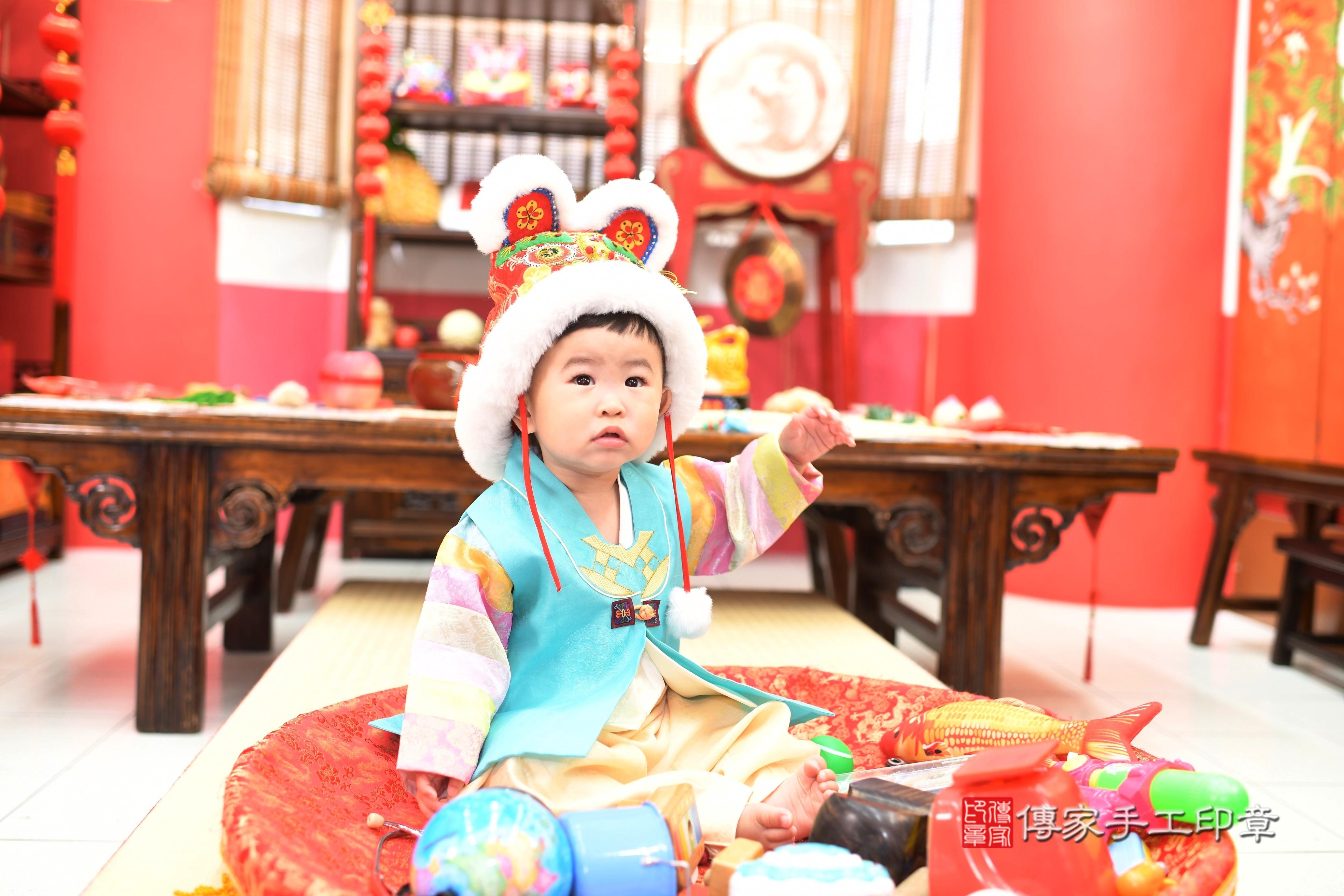 翔翔寶貝抓周，小孩古裝禮服照。地點：傳家「高雄店」古禮會場