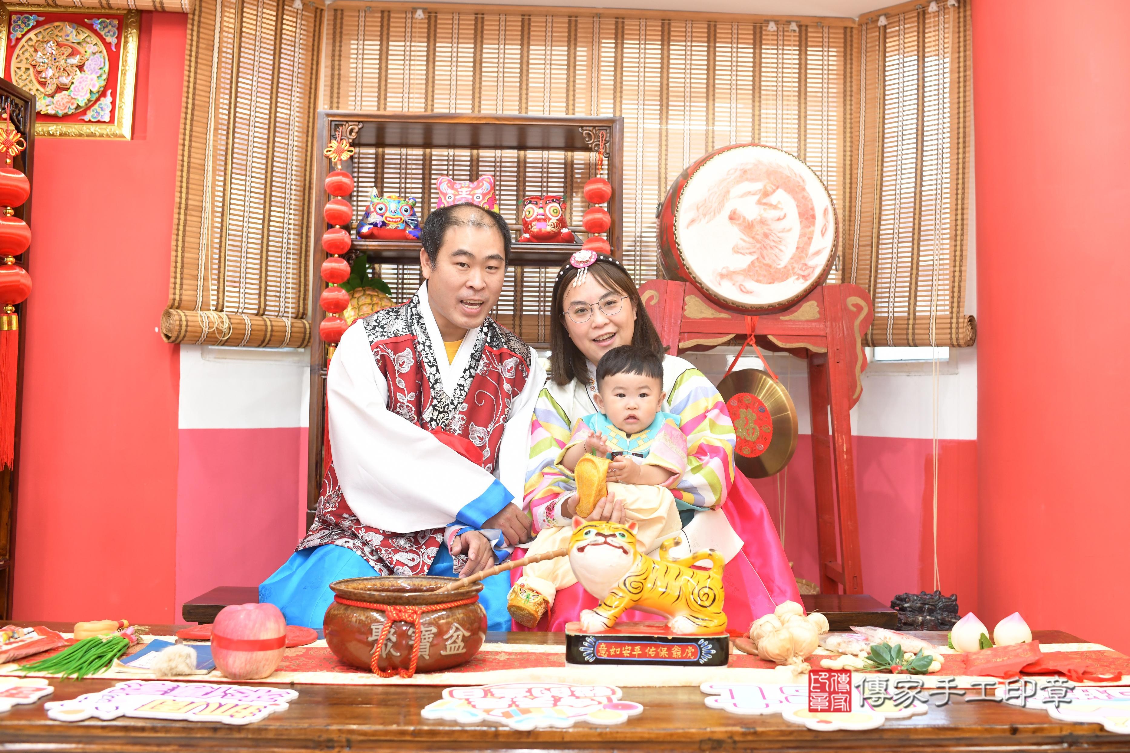 翔翔寶貝抓周，成人與小孩古裝禮服照。地點：傳家「高雄店」古禮會場