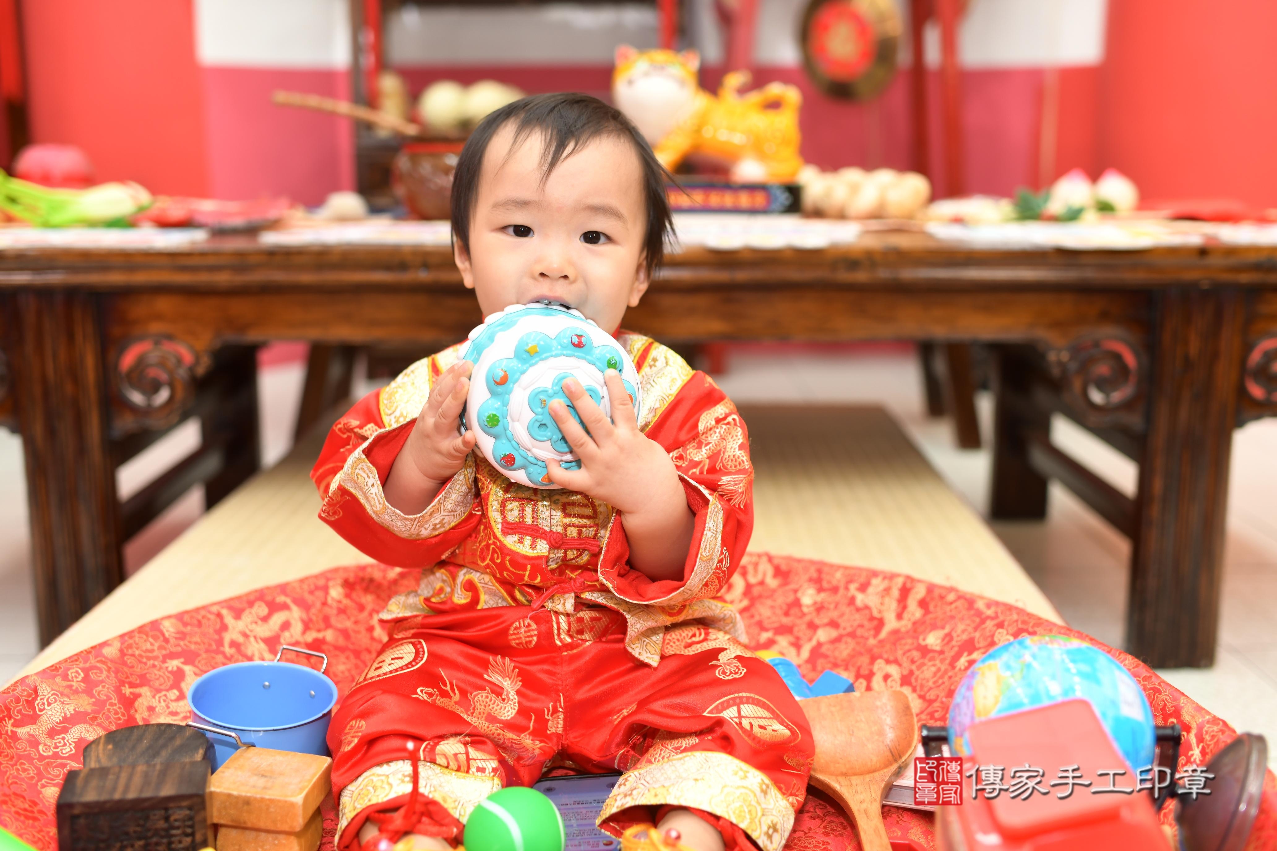 哲哲寶貝抓周，小孩古裝禮服照。地點：傳家「高雄店」古禮會場