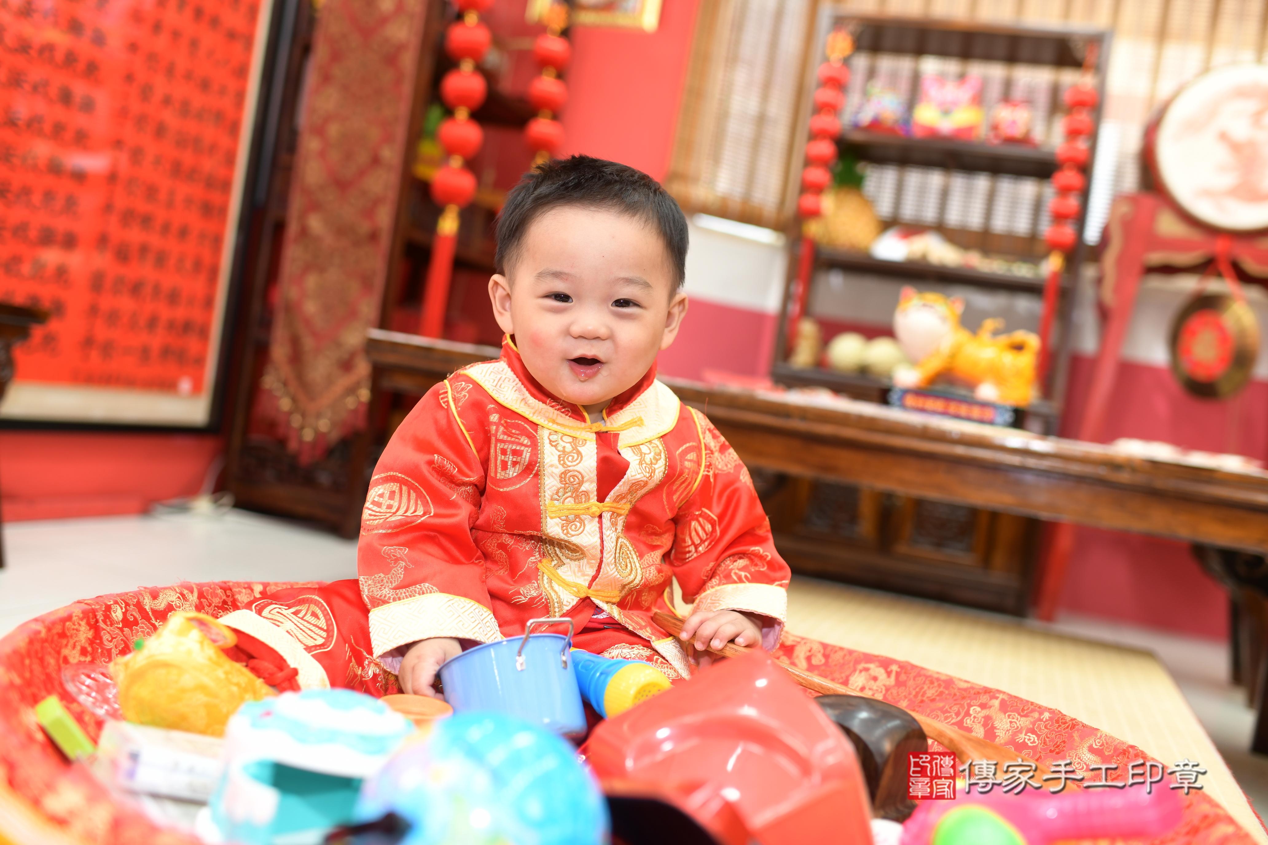 丞丞寶貝抓周，小孩古裝禮服照。地點：傳家「高雄店」古禮會場