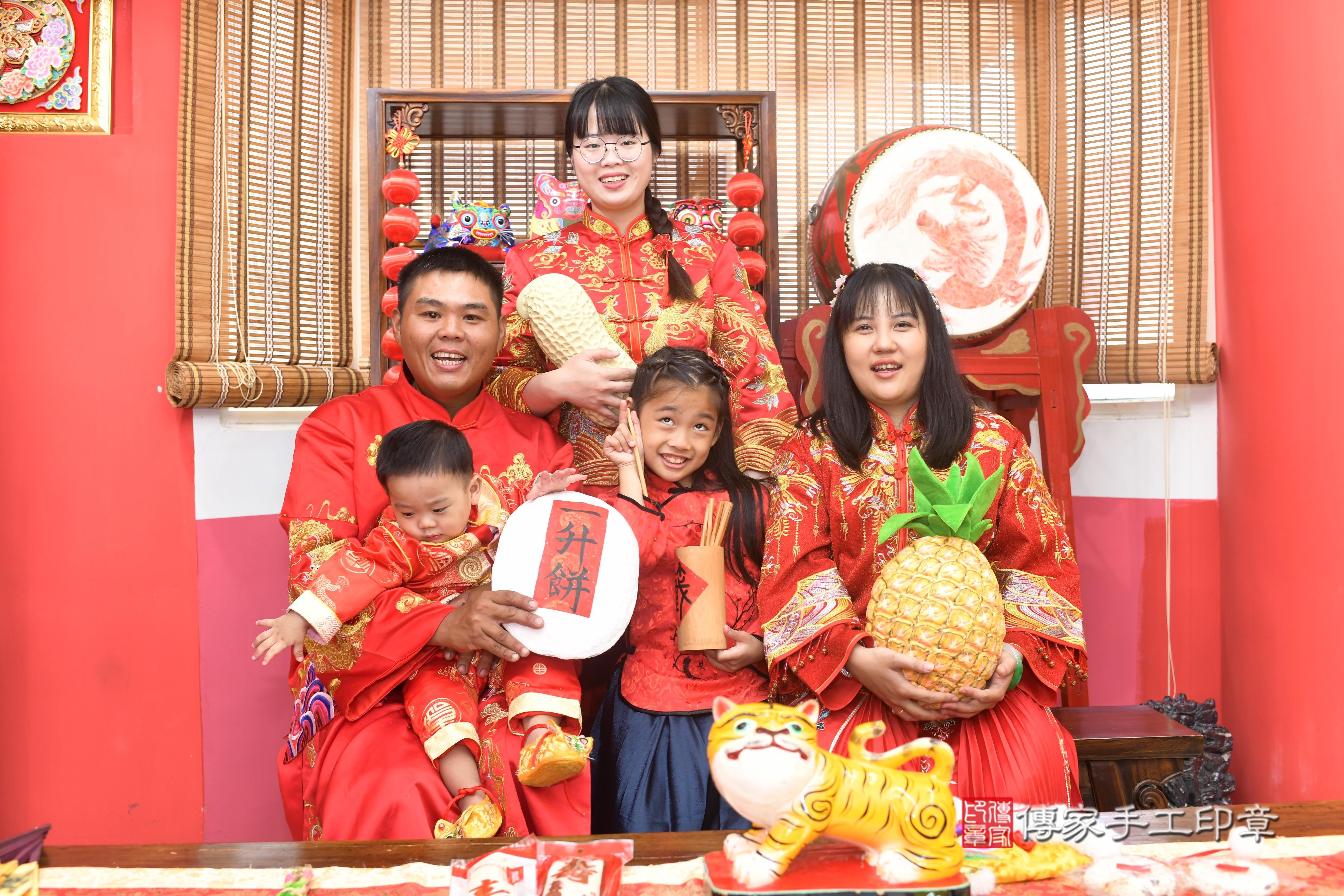 丞丞寶貝抓周，成人與小孩古裝禮服照。地點：傳家「高雄店」古禮會場