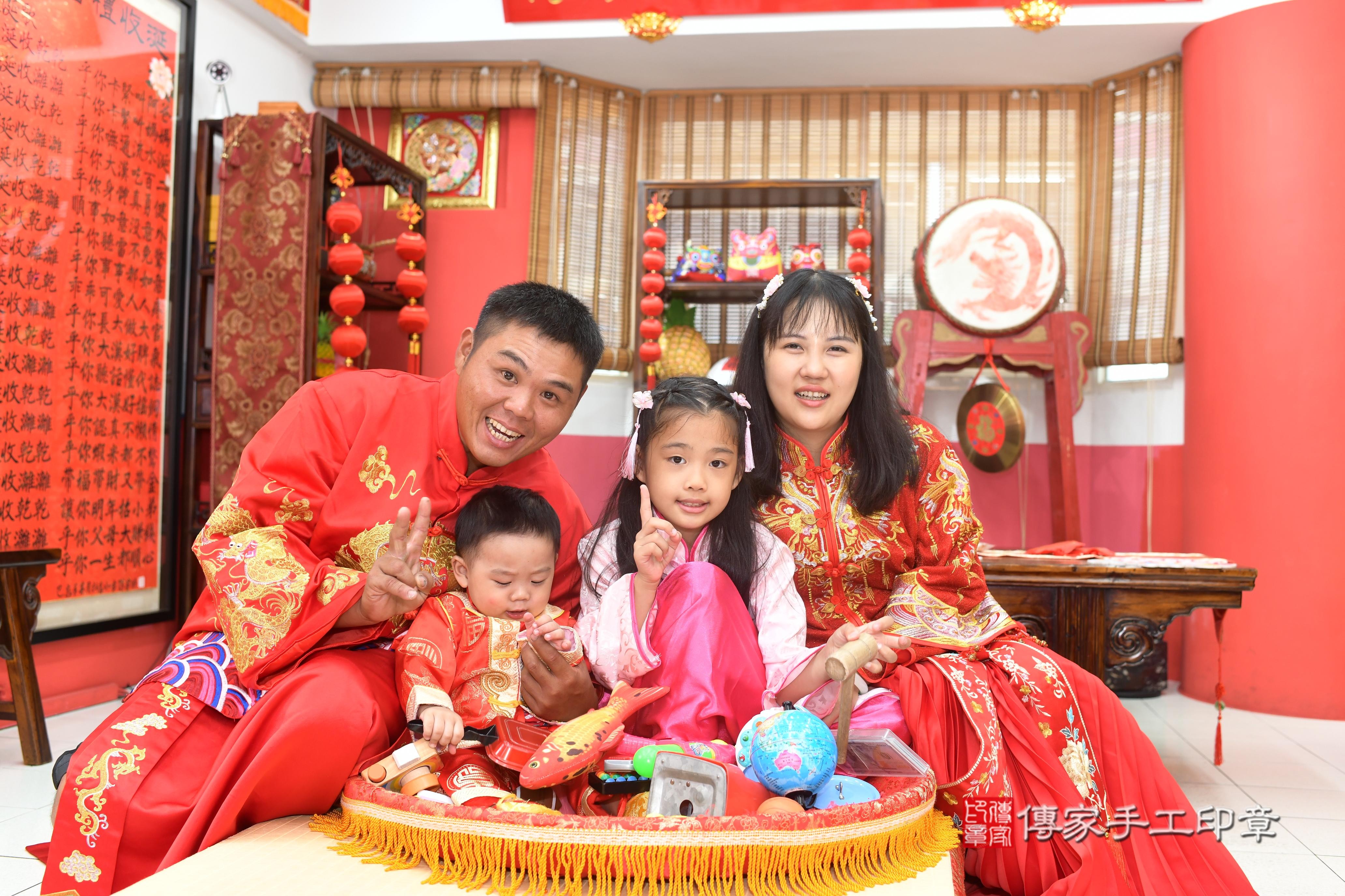 丞丞寶貝抓周，成人與小孩古裝禮服照。地點：傳家「高雄店」古禮會場