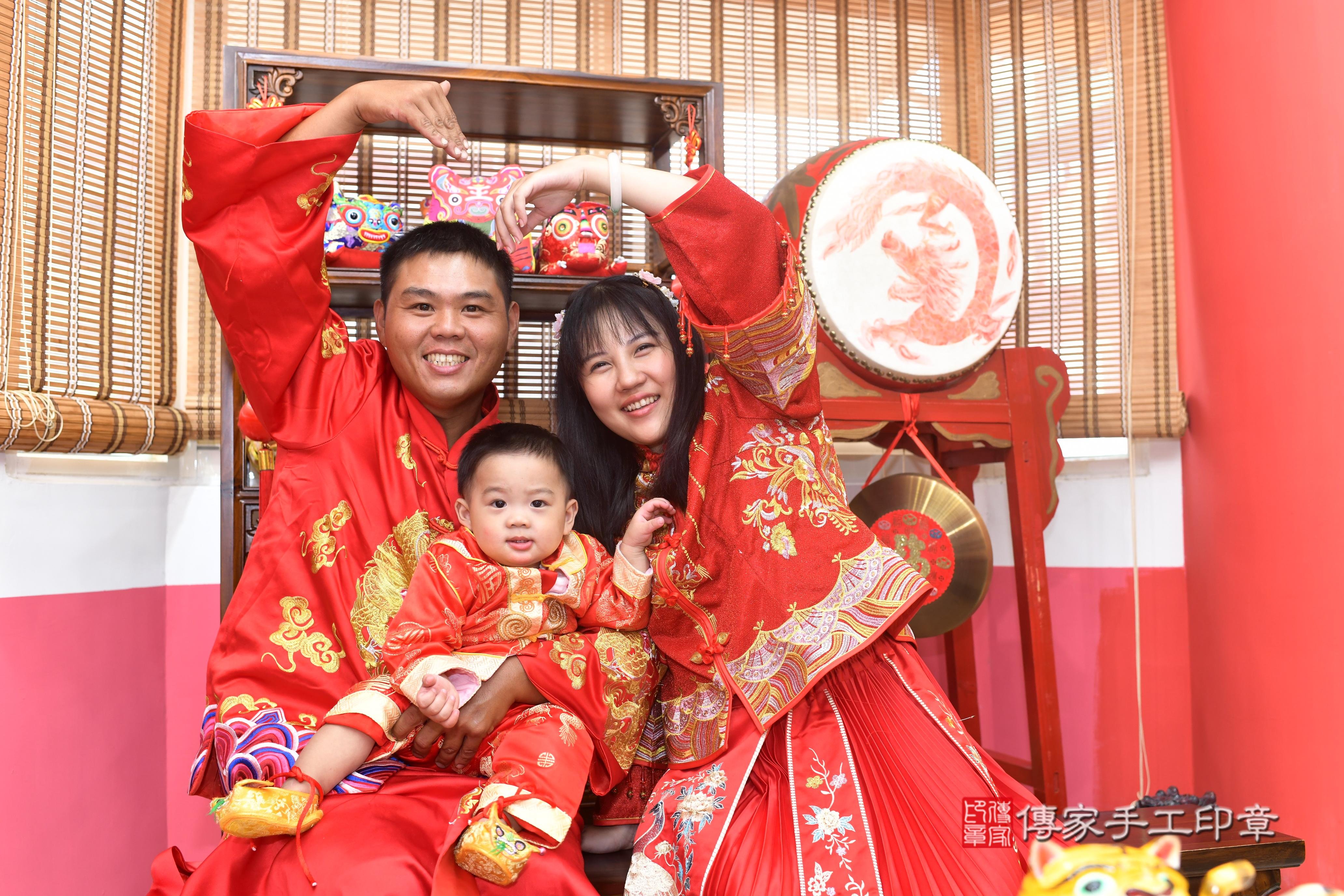 丞丞寶貝抓周，成人與小孩古裝禮服照。地點：傳家「高雄店」古禮會場