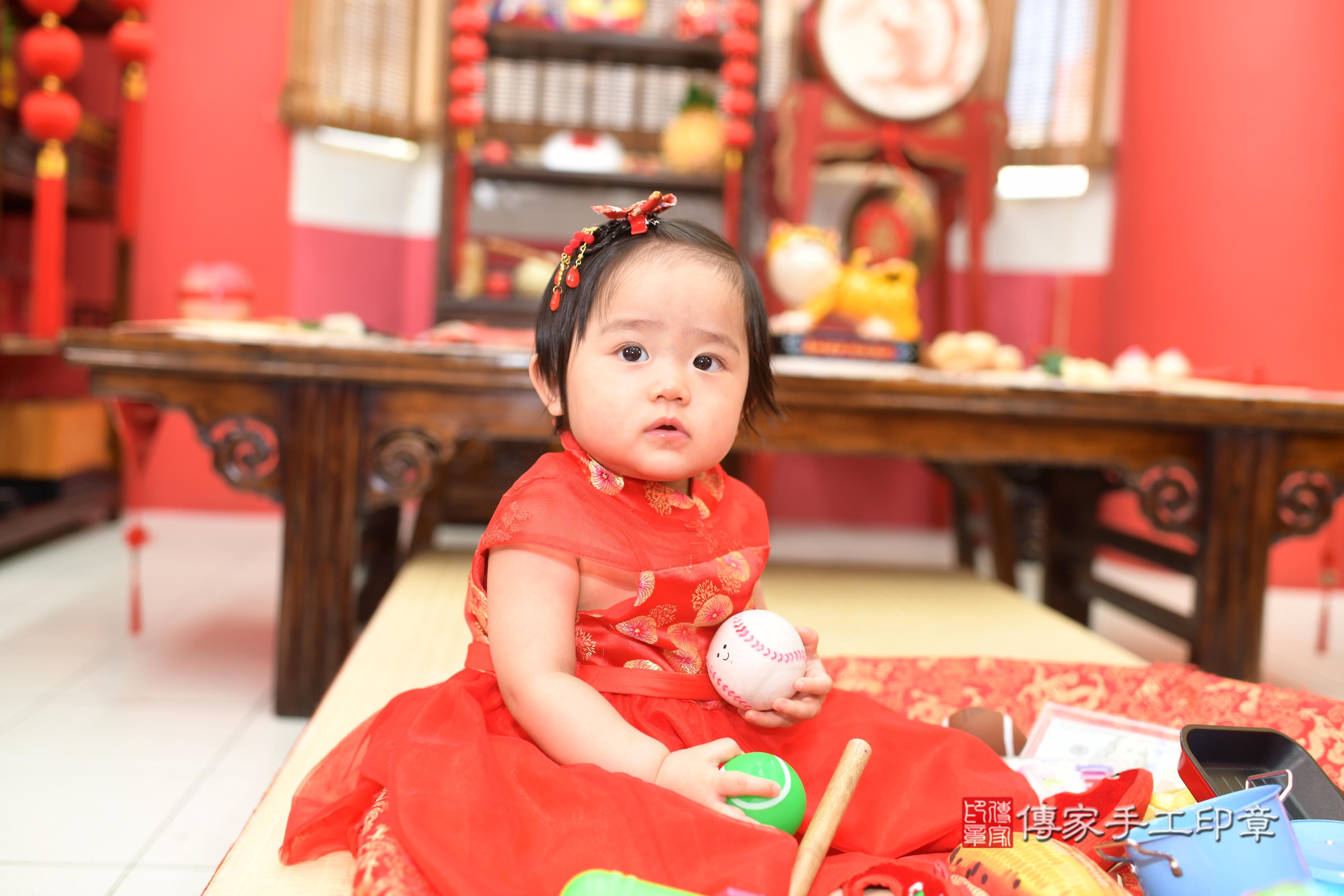 媃媃寶貝抓周，小孩古裝禮服照。地點：傳家「高雄店」古禮會場
