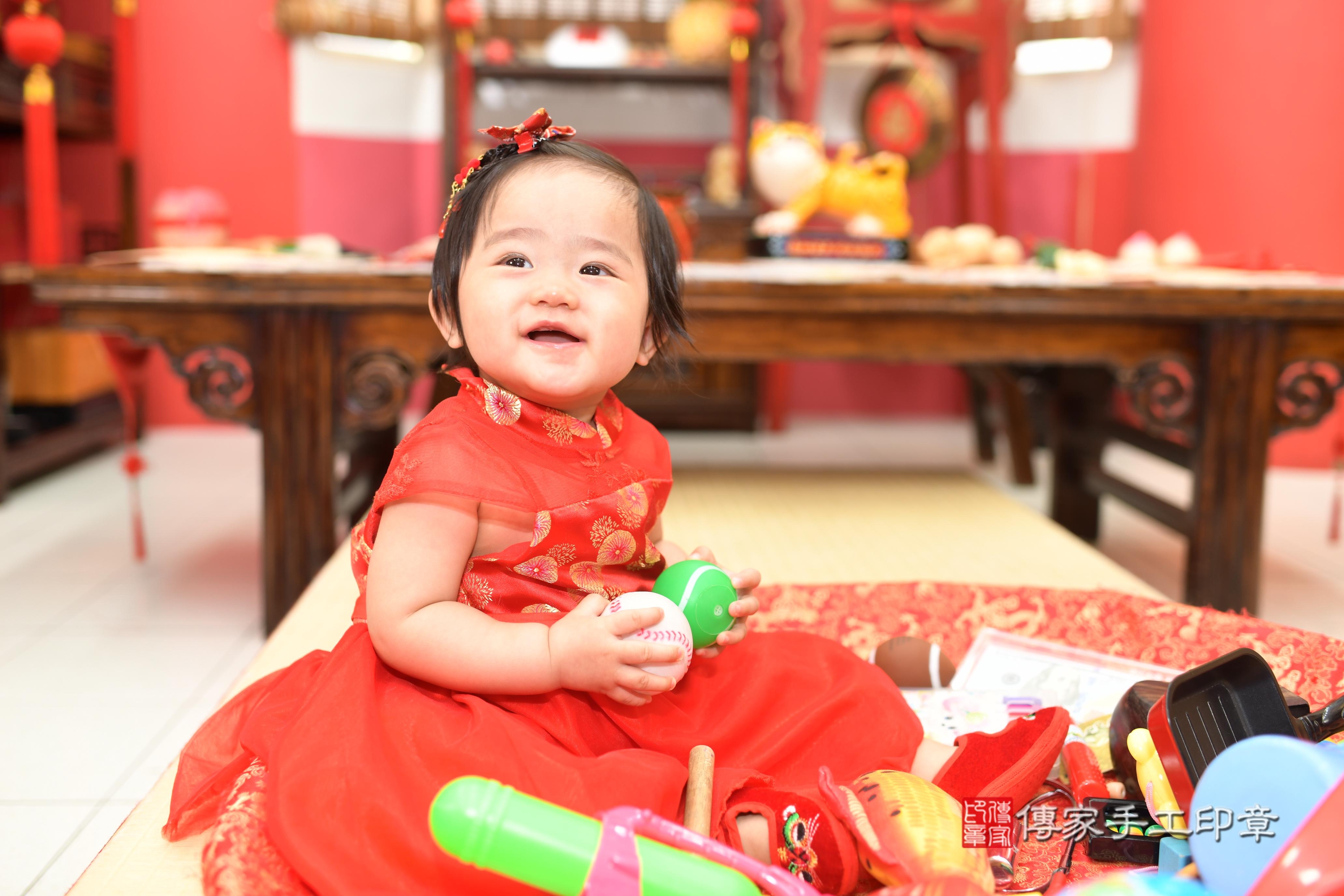 媃媃寶貝抓周，小孩古裝禮服照。地點：傳家「高雄店」古禮會場
