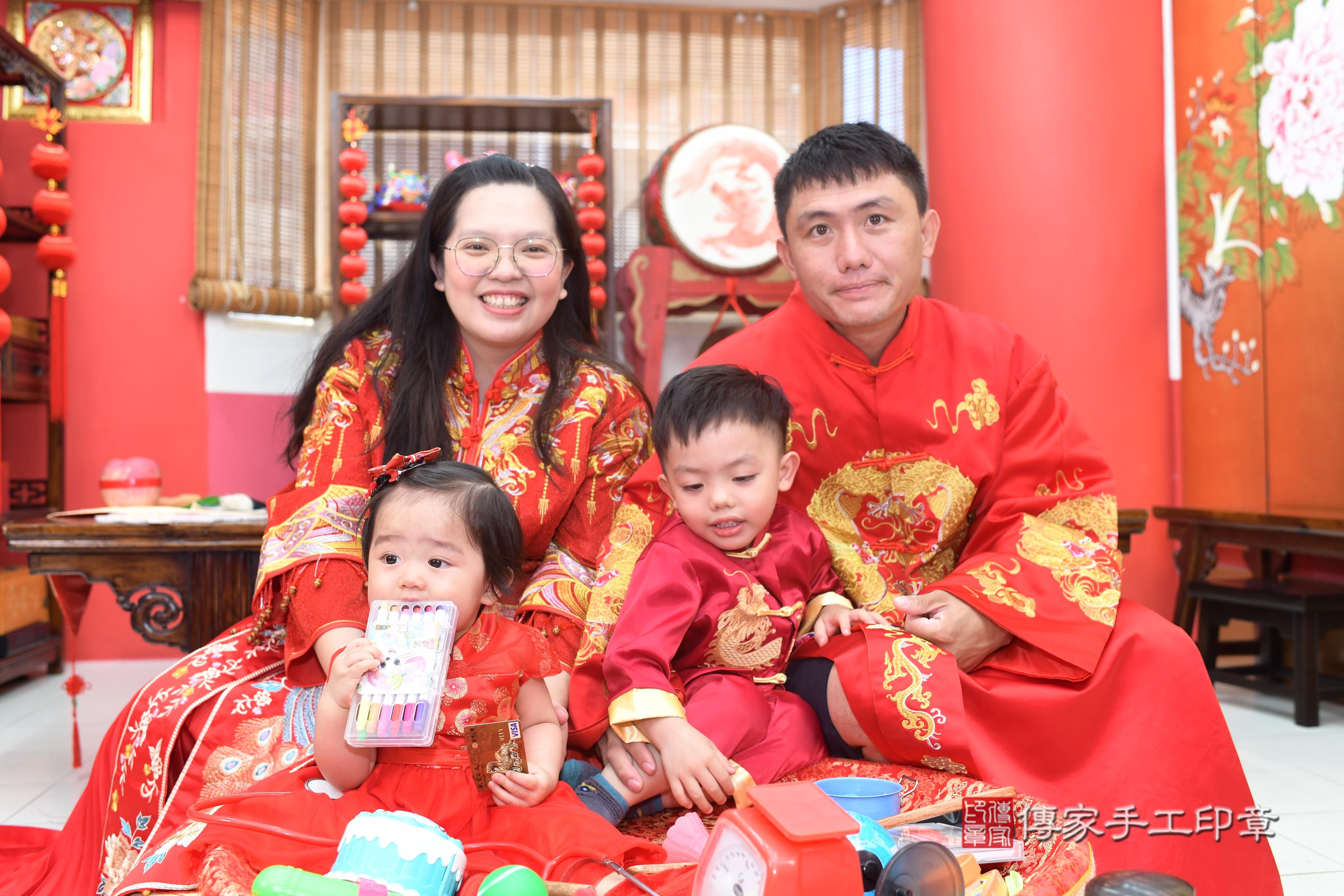 媃媃寶貝抓周，成人與小孩古裝禮服照。地點：傳家「高雄店」古禮會場