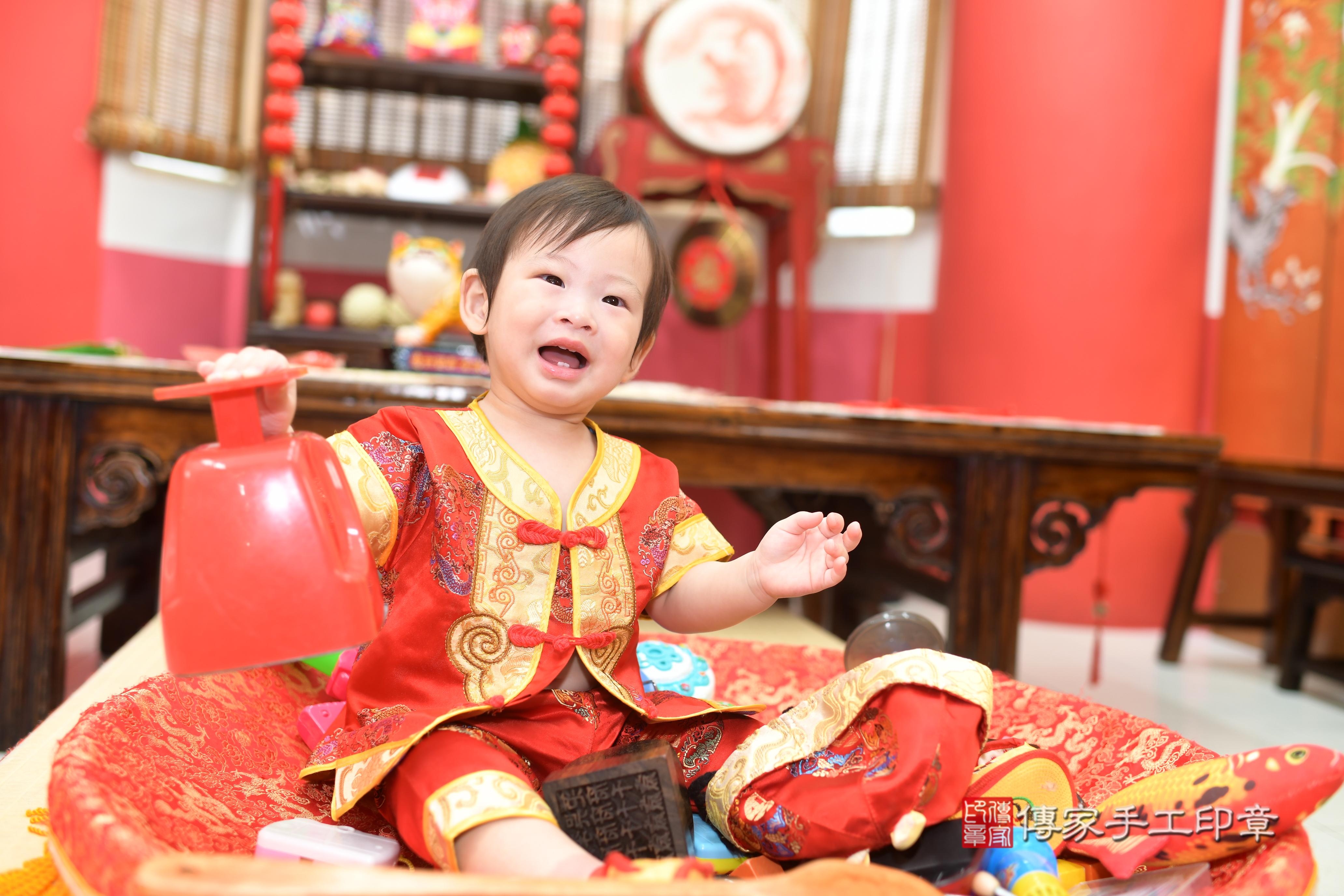 昊昊寶貝抓周，小孩古裝禮服照。地點：傳家「高雄店」古禮會場