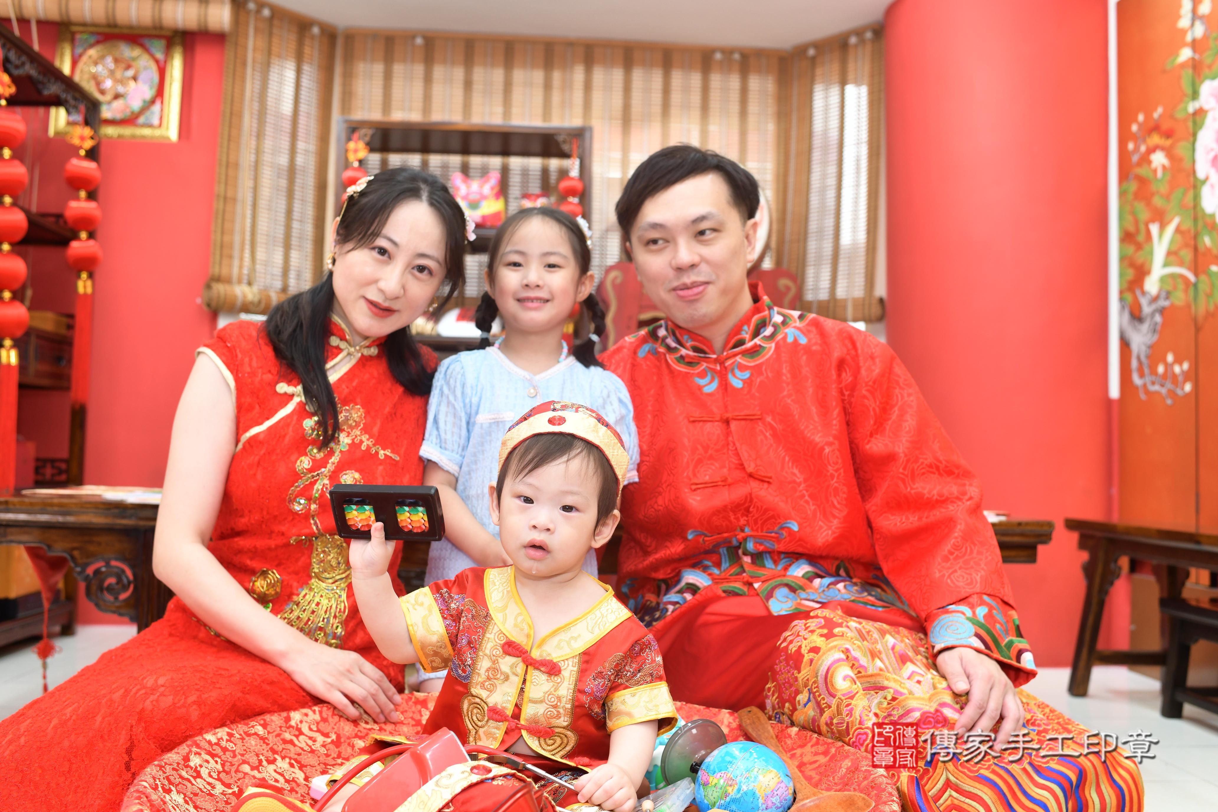 昊昊寶貝抓周，成人與小孩古裝禮服照。地點：傳家「高雄店」古禮會場