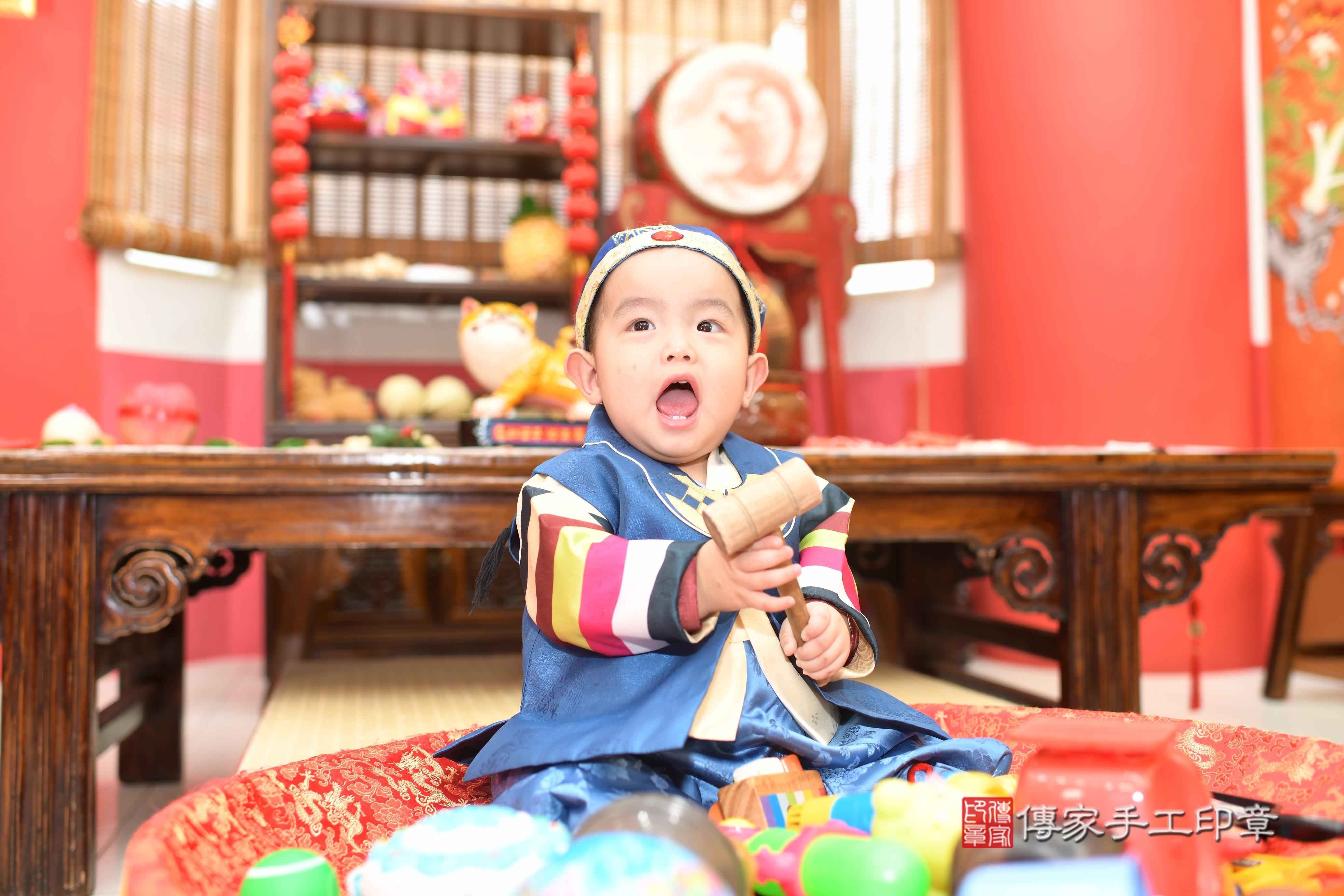 小憶寶貝抓周，小孩古裝禮服照。地點：傳家「高雄店」古禮會場