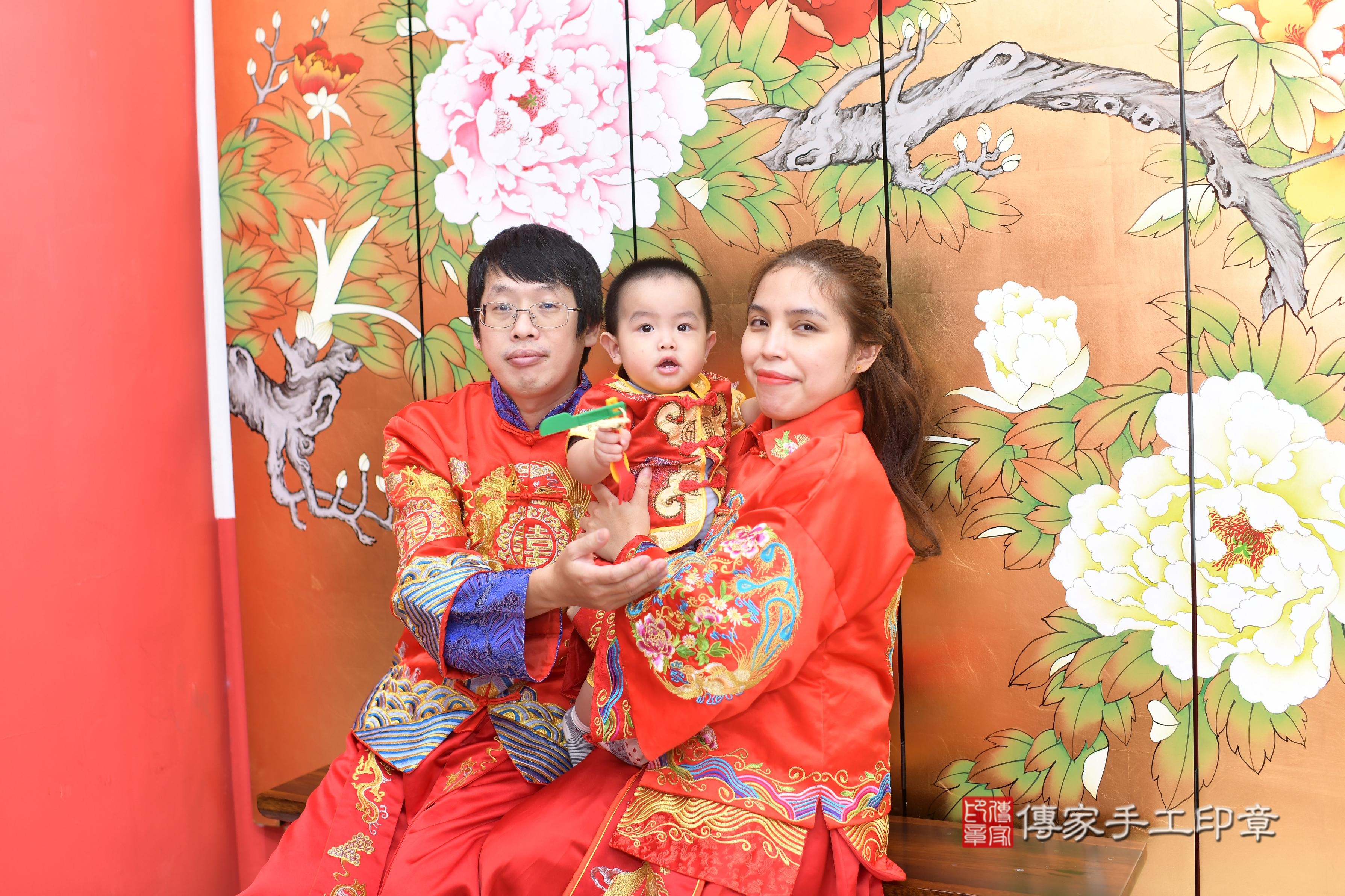 小憶寶貝抓周，成人與小孩古裝禮服照。地點：傳家「高雄店」古禮會場