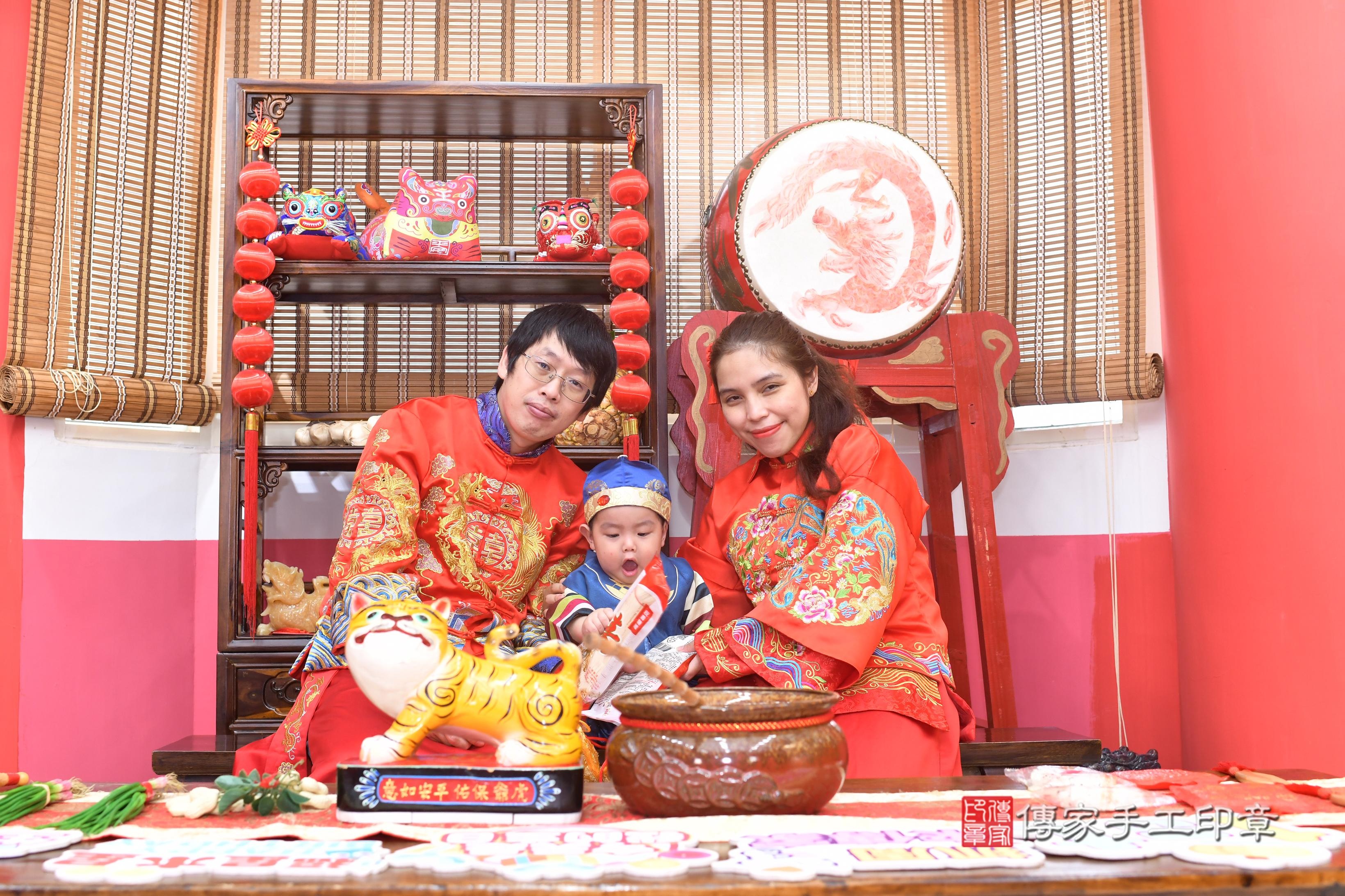 小憶寶貝抓周，成人與小孩古裝禮服照。地點：傳家「高雄店」古禮會場