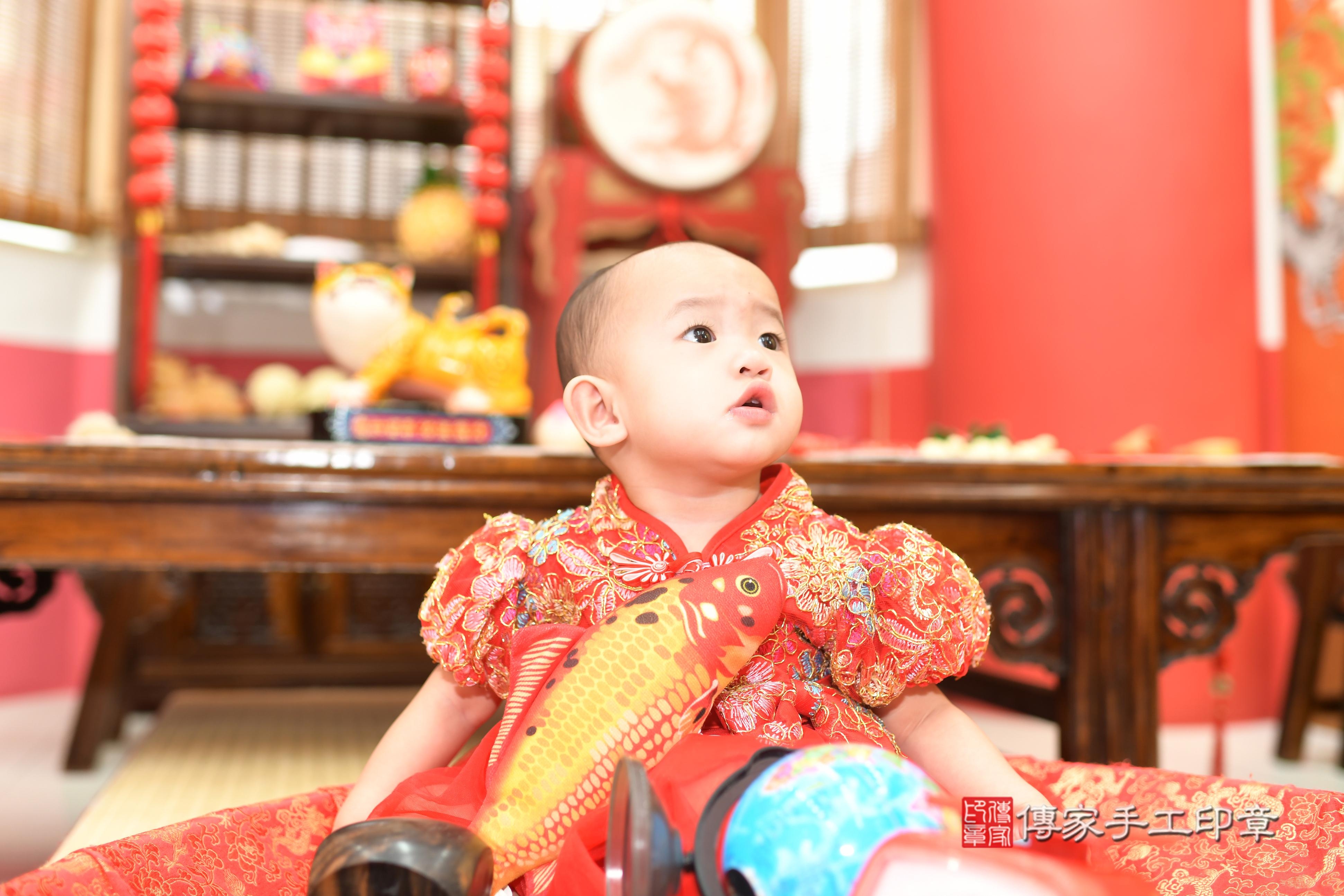 小晴寶貝抓周，小孩古裝禮服照。地點：傳家「高雄店」古禮會場