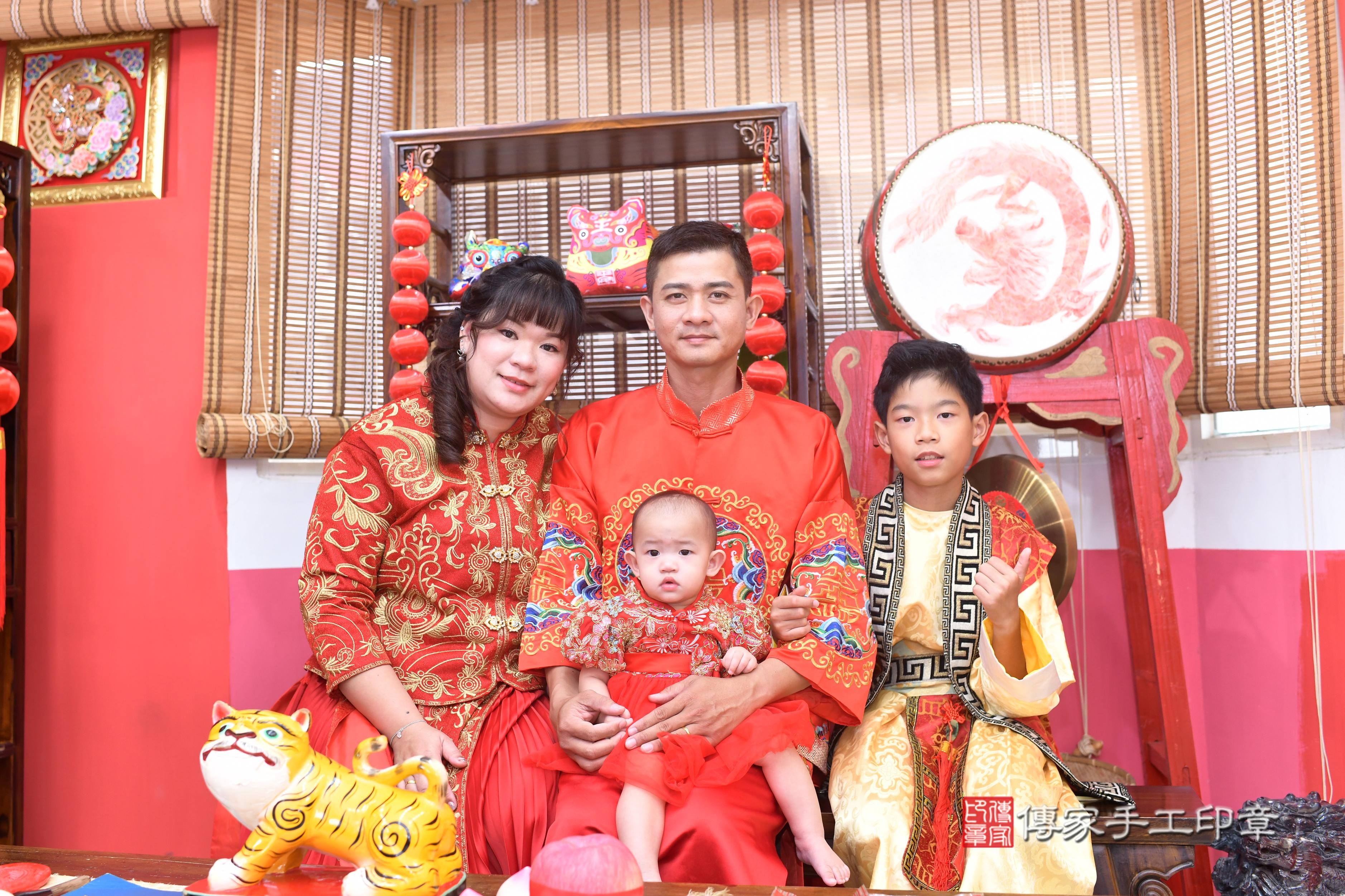 小晴寶貝抓周，成人與小孩古裝禮服照。地點：傳家「高雄店」古禮會場