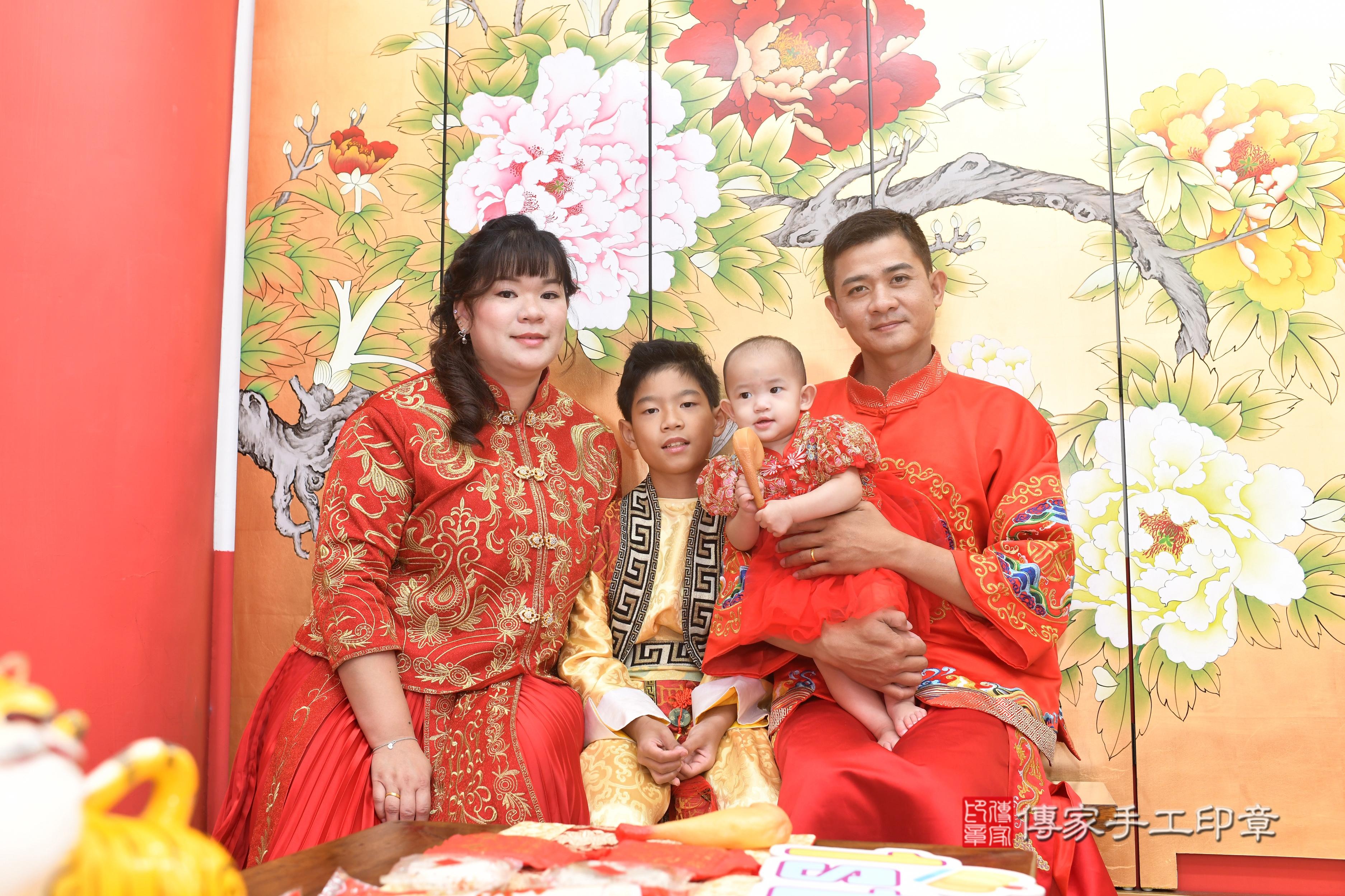 小晴寶貝抓周，成人與小孩古裝禮服照。地點：傳家「高雄店」古禮會場