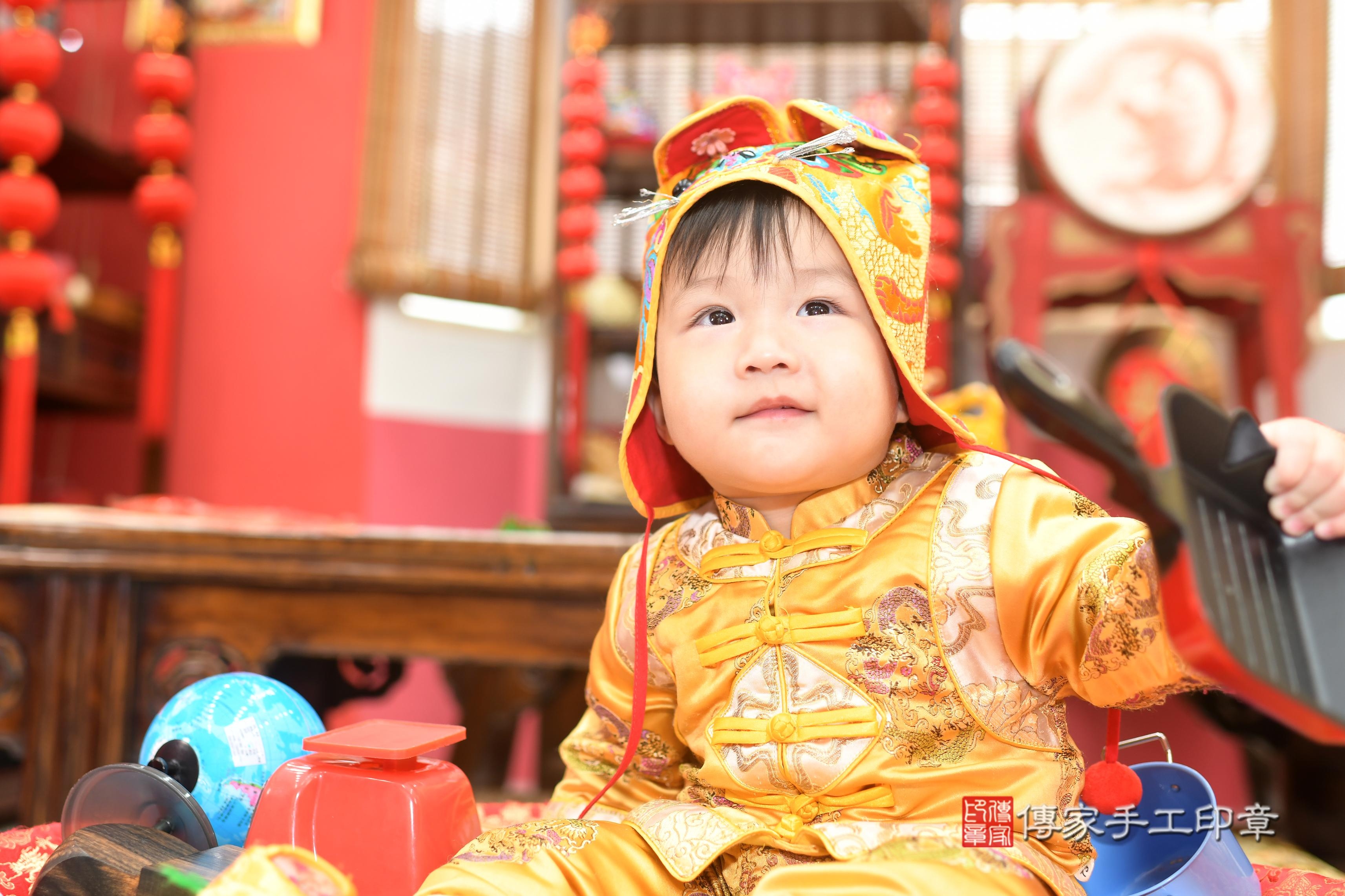 璿璿寶貝抓周，小孩古裝禮服照。地點：傳家「高雄店」古禮會場