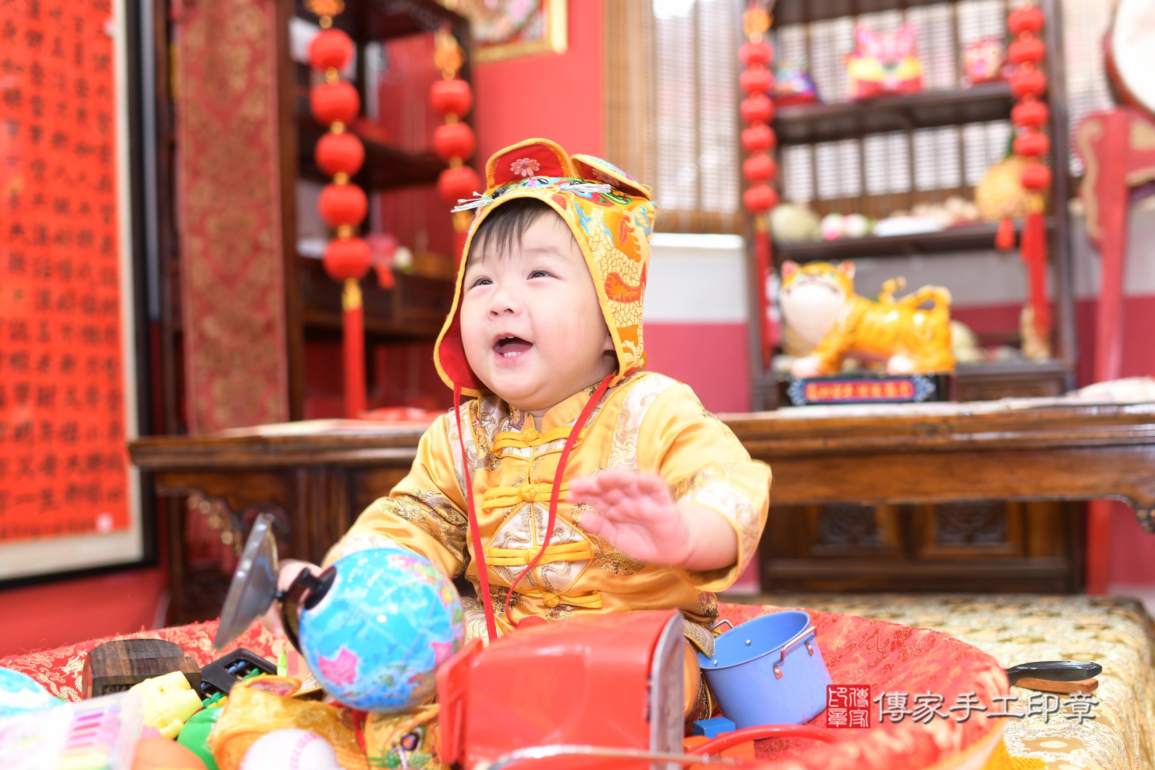 璿璿寶貝抓周，小孩古裝禮服照。地點：傳家「高雄店」古禮會場