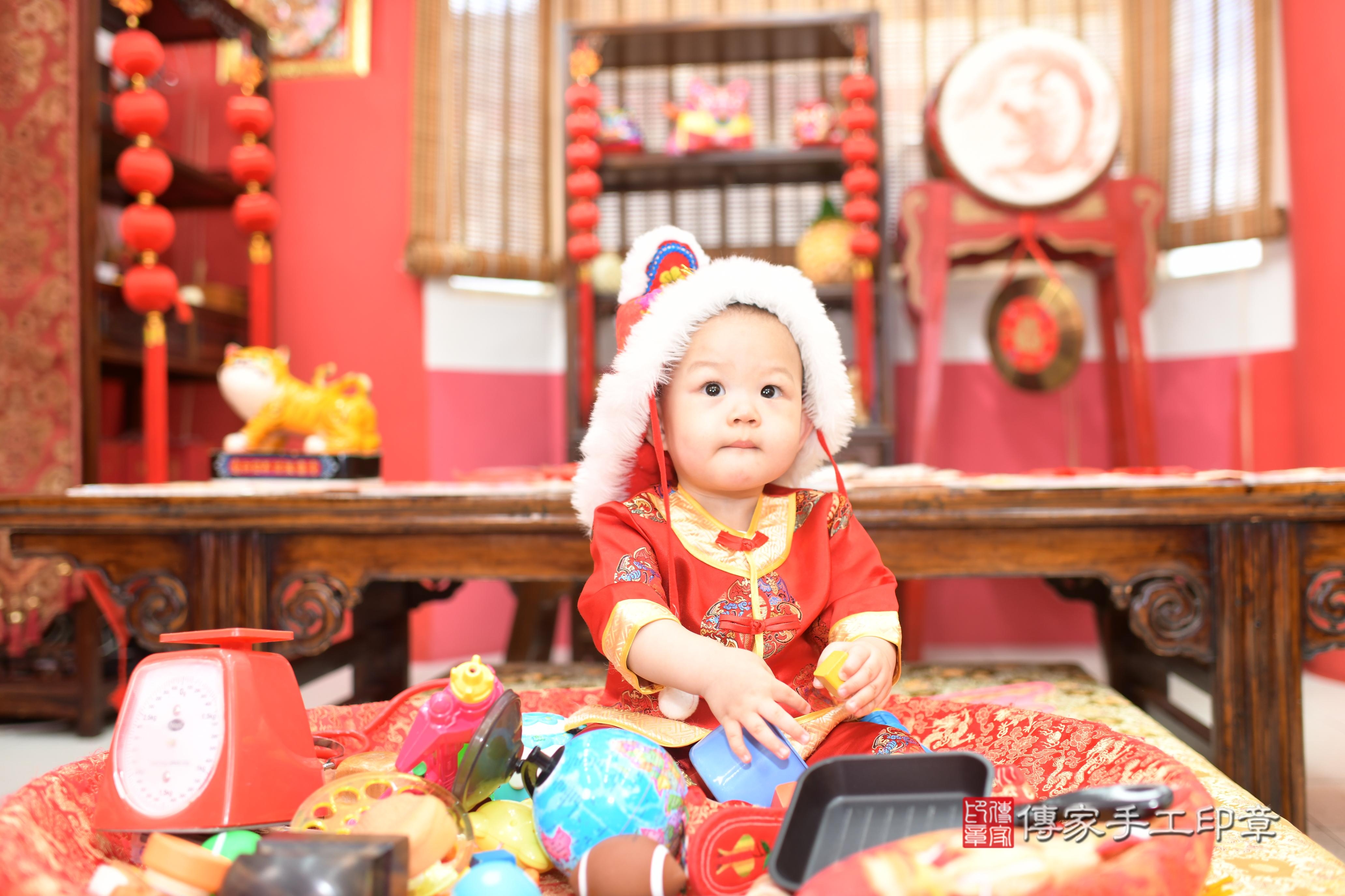 小羿寶貝抓周，小孩古裝禮服照。地點：傳家「高雄店」古禮會場