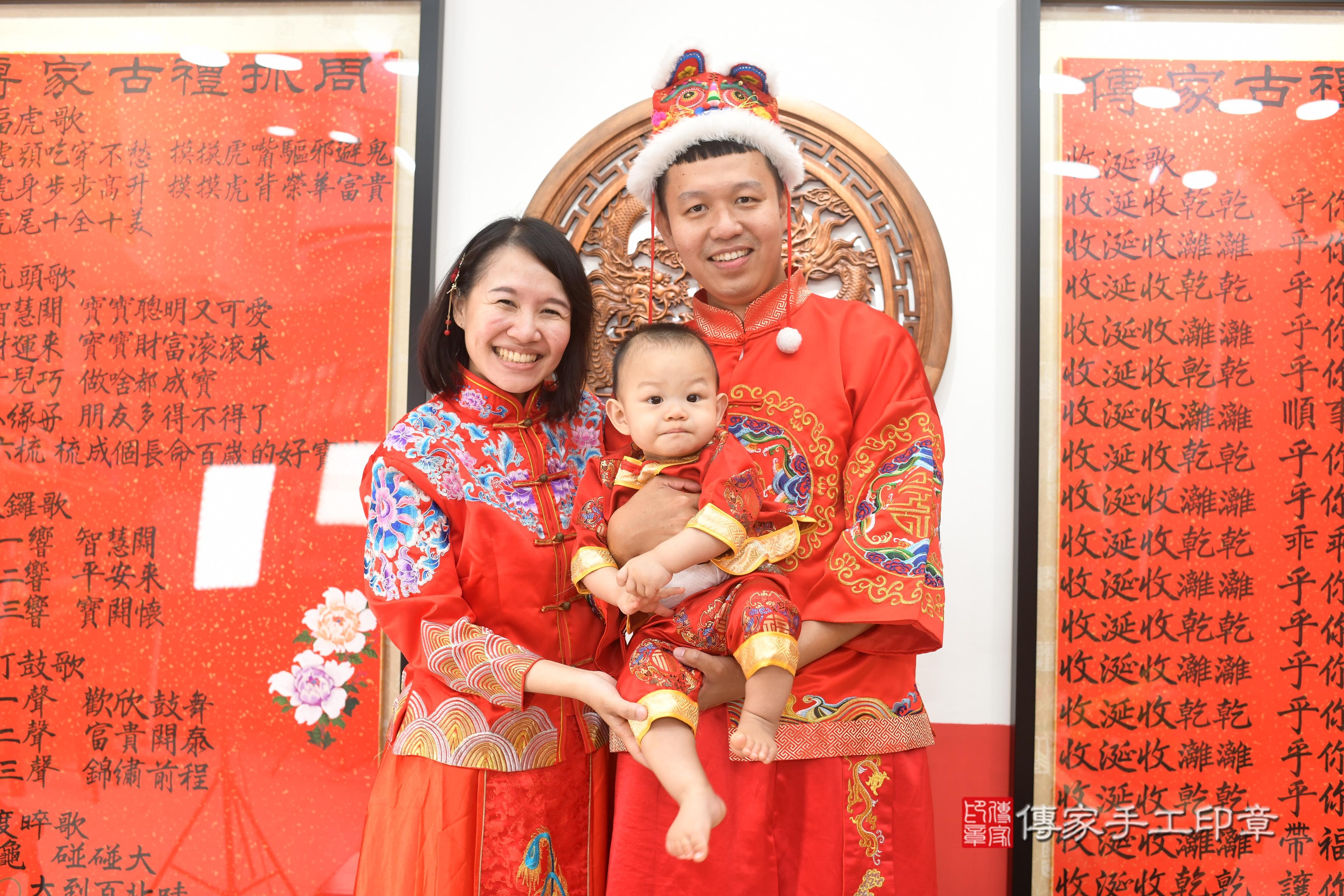 小羿寶貝抓周，成人與小孩古裝禮服照。地點：傳家「高雄店」古禮會場