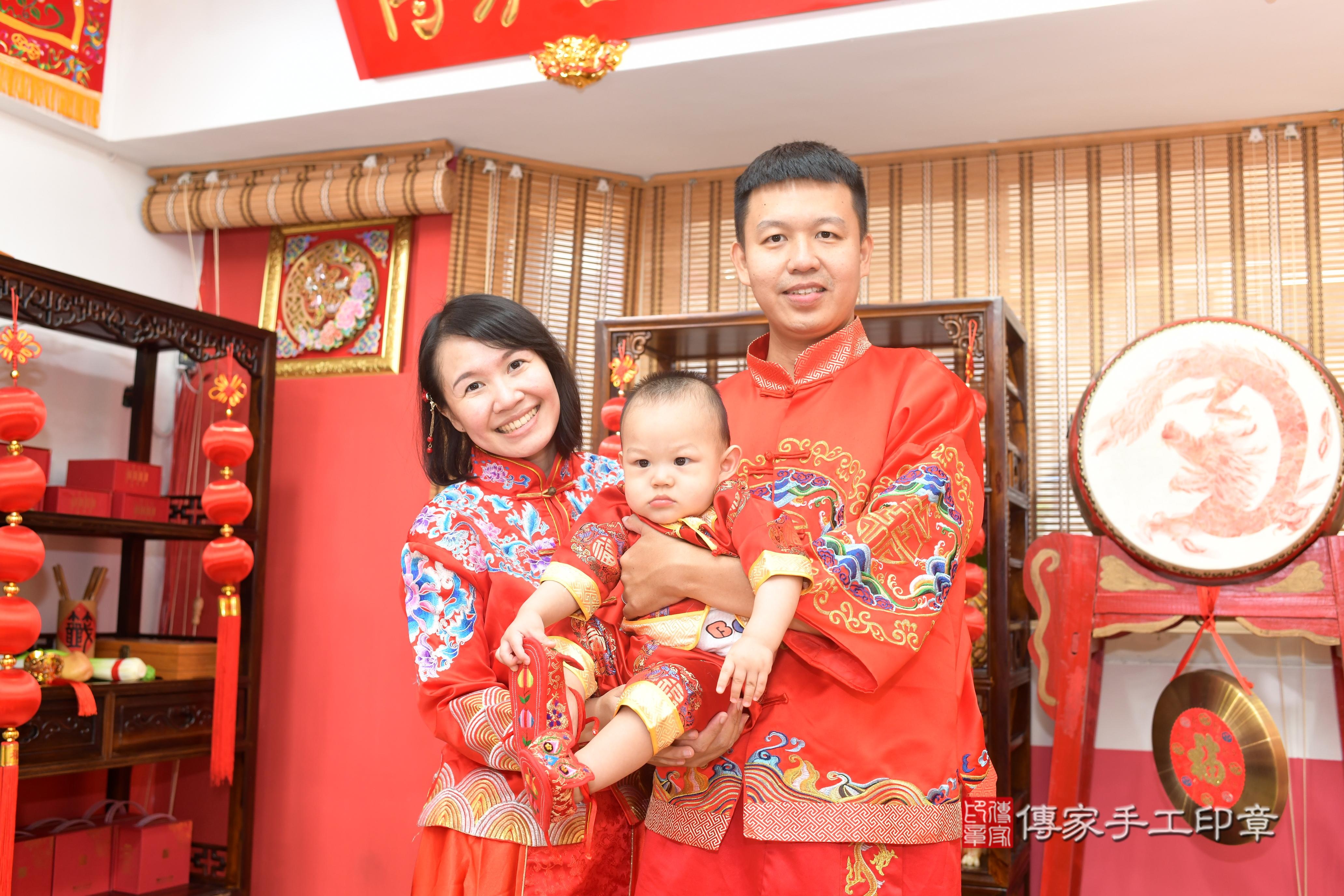 小羿寶貝抓周，成人與小孩古裝禮服照。地點：傳家「高雄店」古禮會場