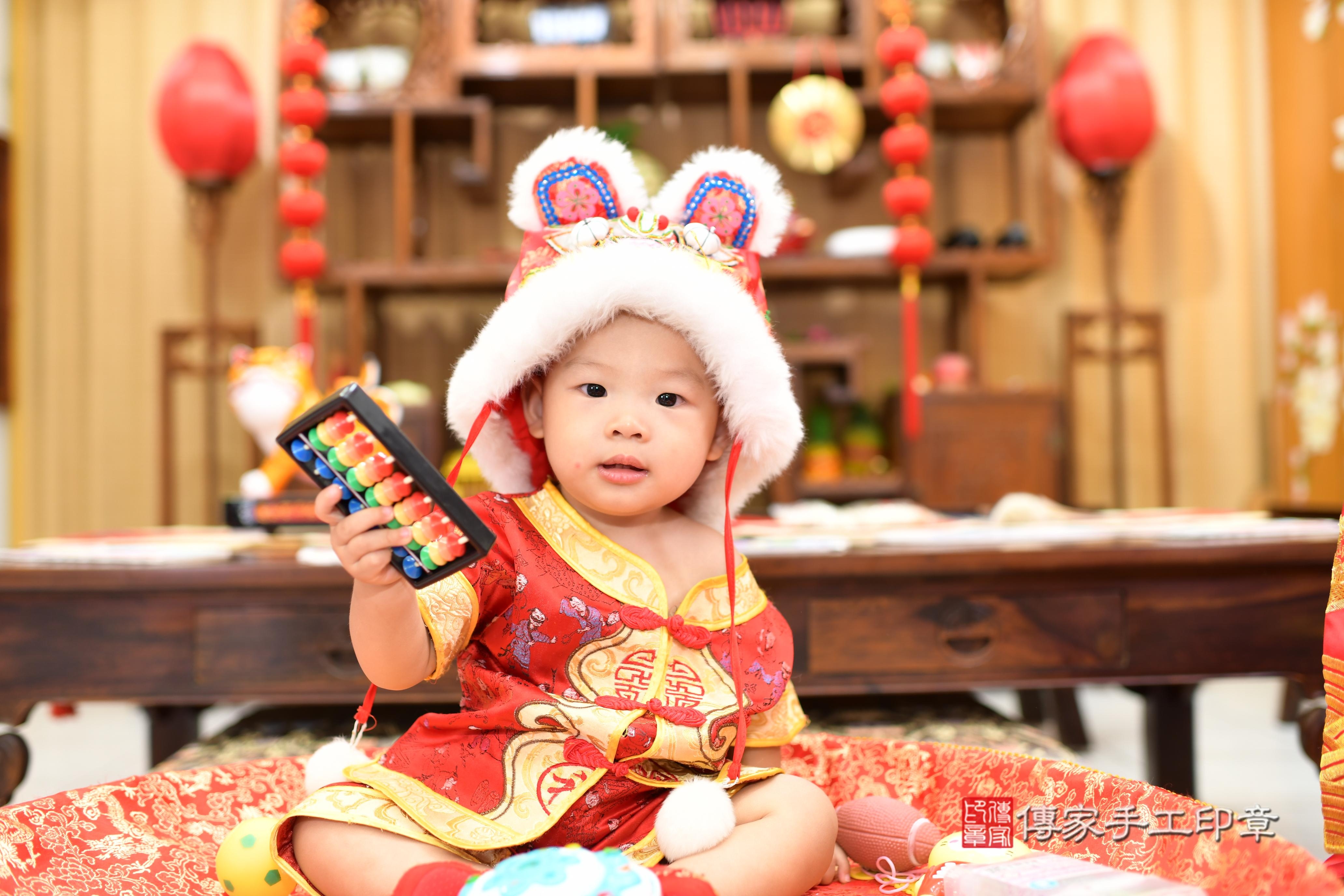 宥宥寶貝抓周，小孩古裝禮服照。地點：傳家「高雄店」古禮會場