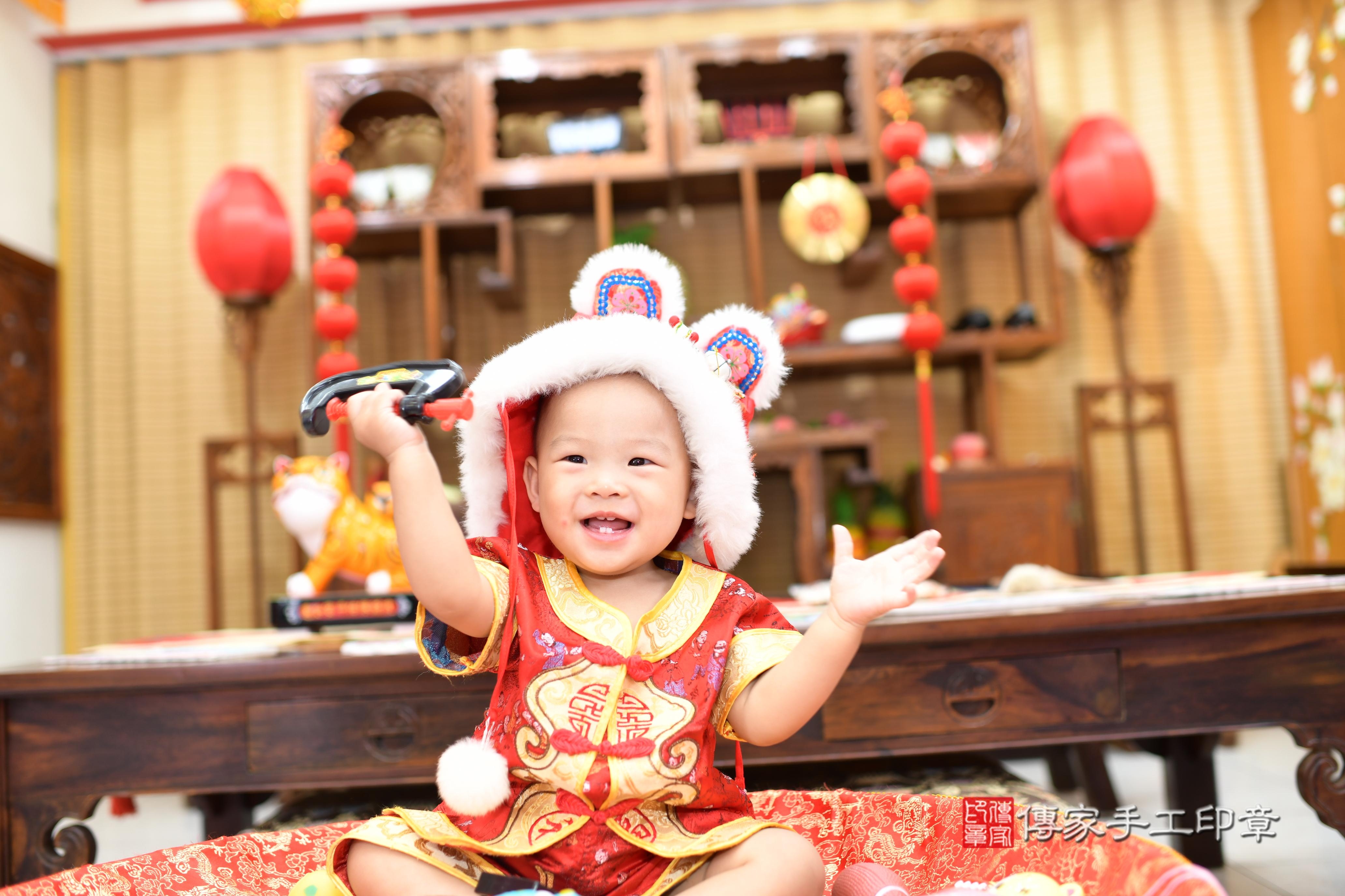 宥宥寶貝抓周，小孩古裝禮服照。地點：傳家「高雄店」古禮會場