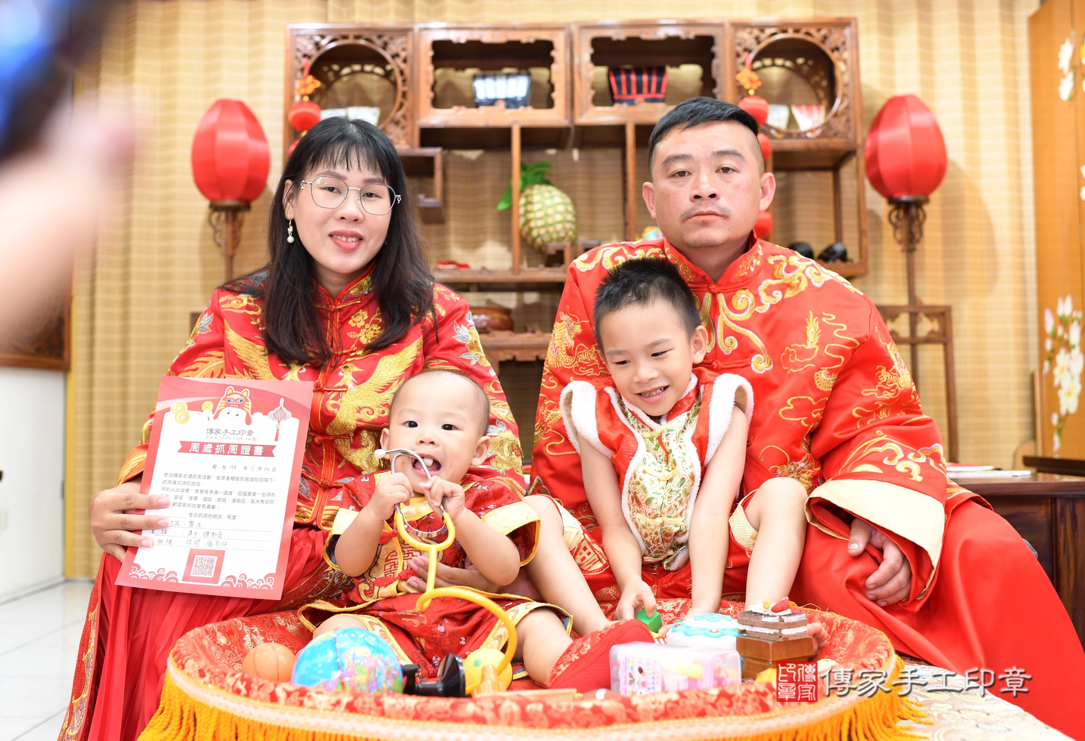 宥宥寶貝抓周，成人與小孩古裝禮服照。地點：傳家「高雄店」古禮會場