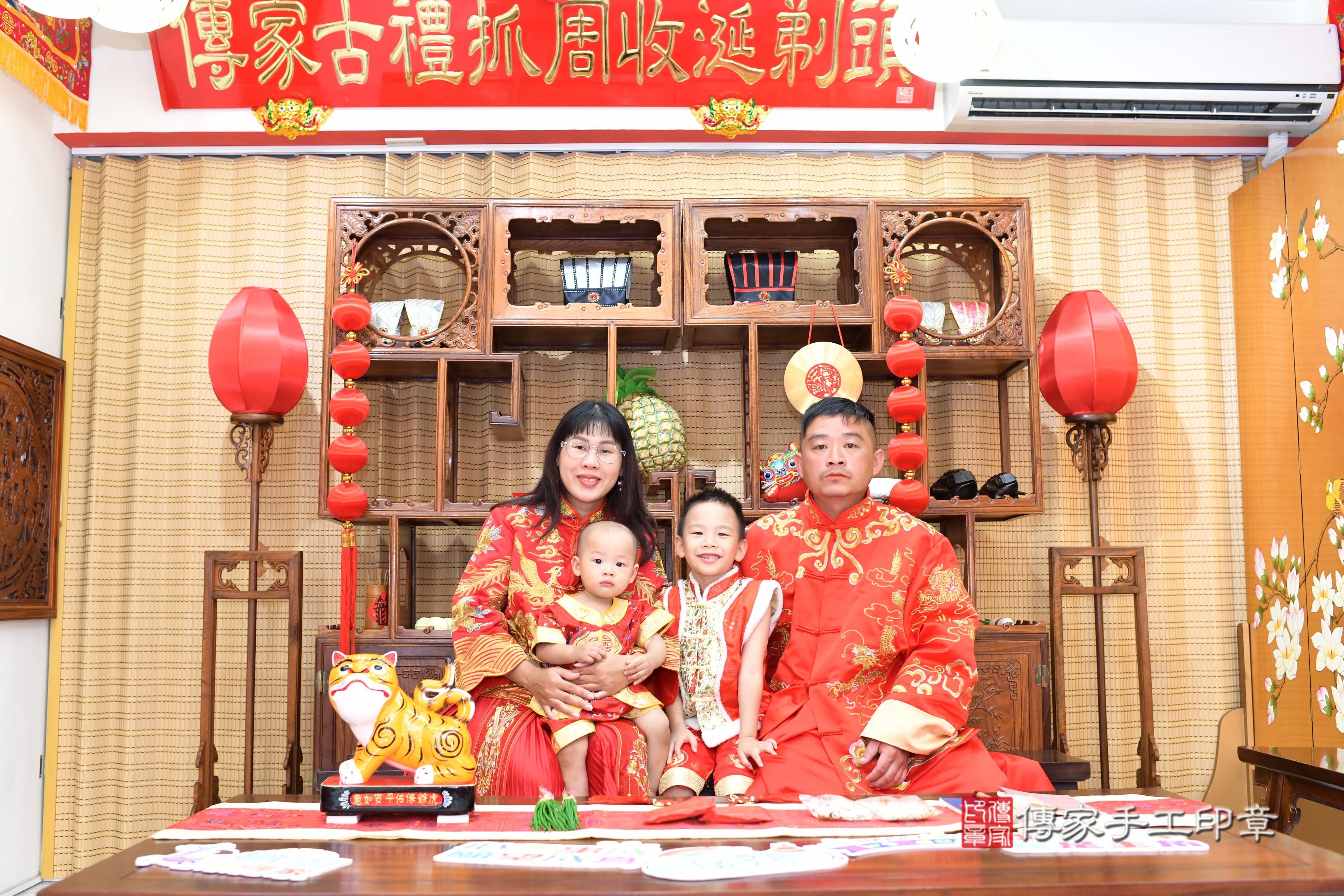 宥宥寶貝抓周，成人與小孩古裝禮服照。地點：傳家「高雄店」古禮會場