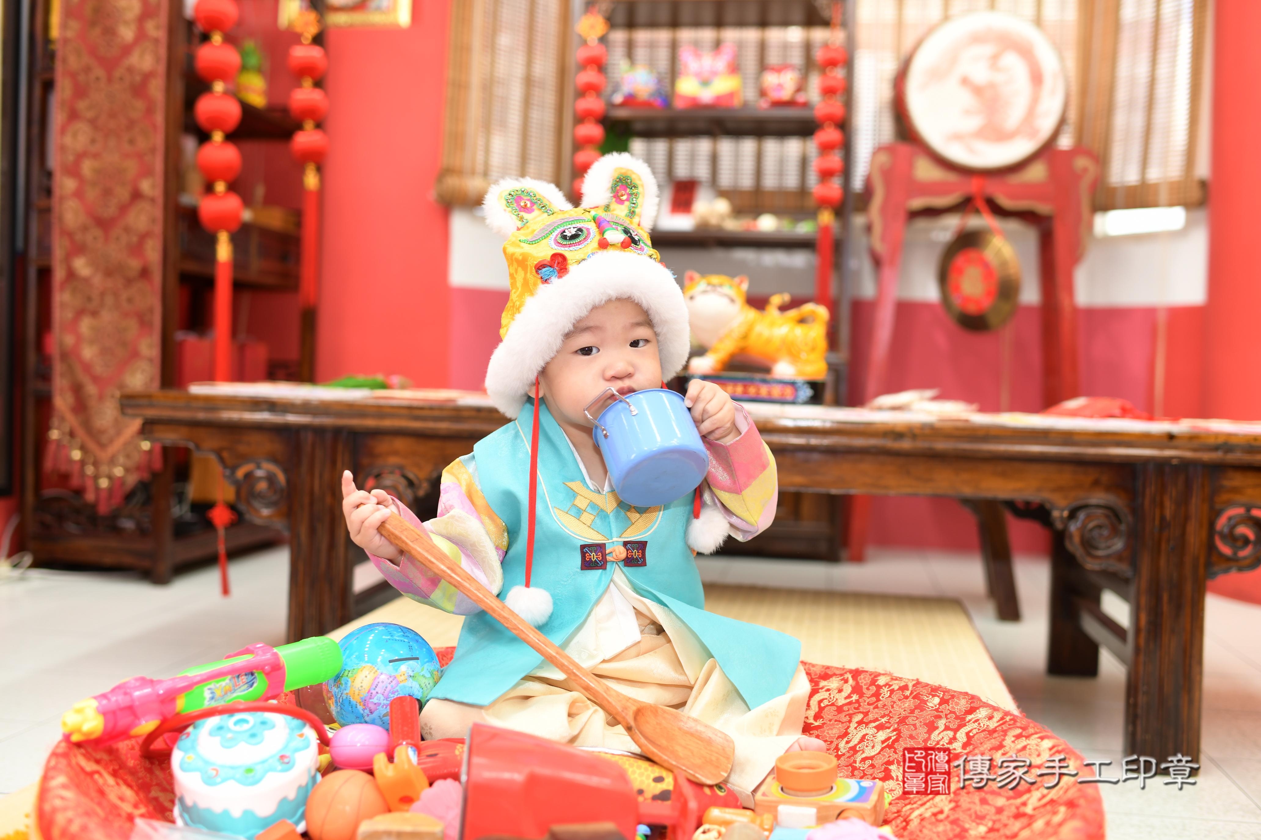 潤潤寶貝抓周，小孩古裝禮服照。地點：傳家「高雄店」古禮會場