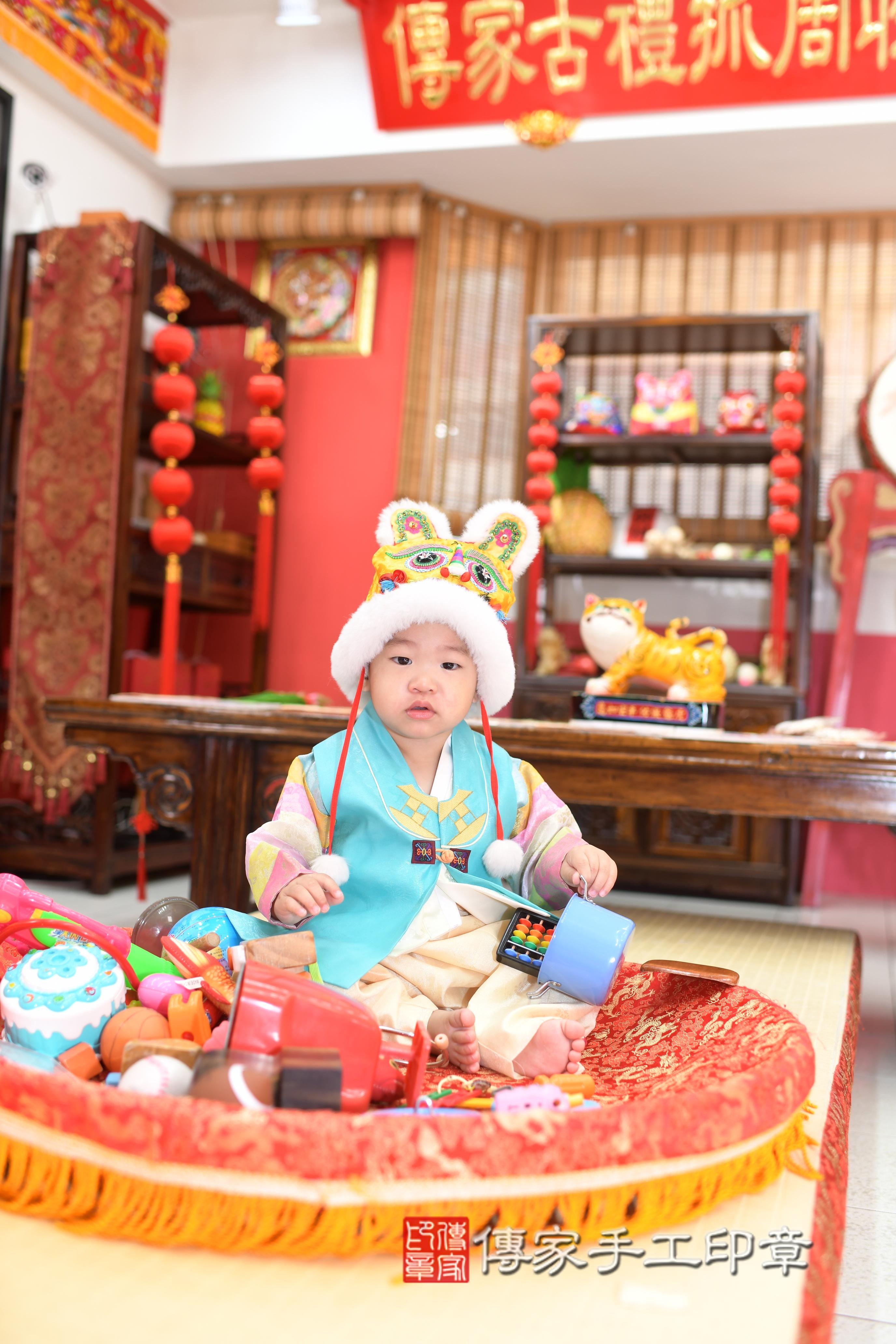 潤潤寶貝抓周，小孩古裝禮服照。地點：傳家「高雄店」古禮會場