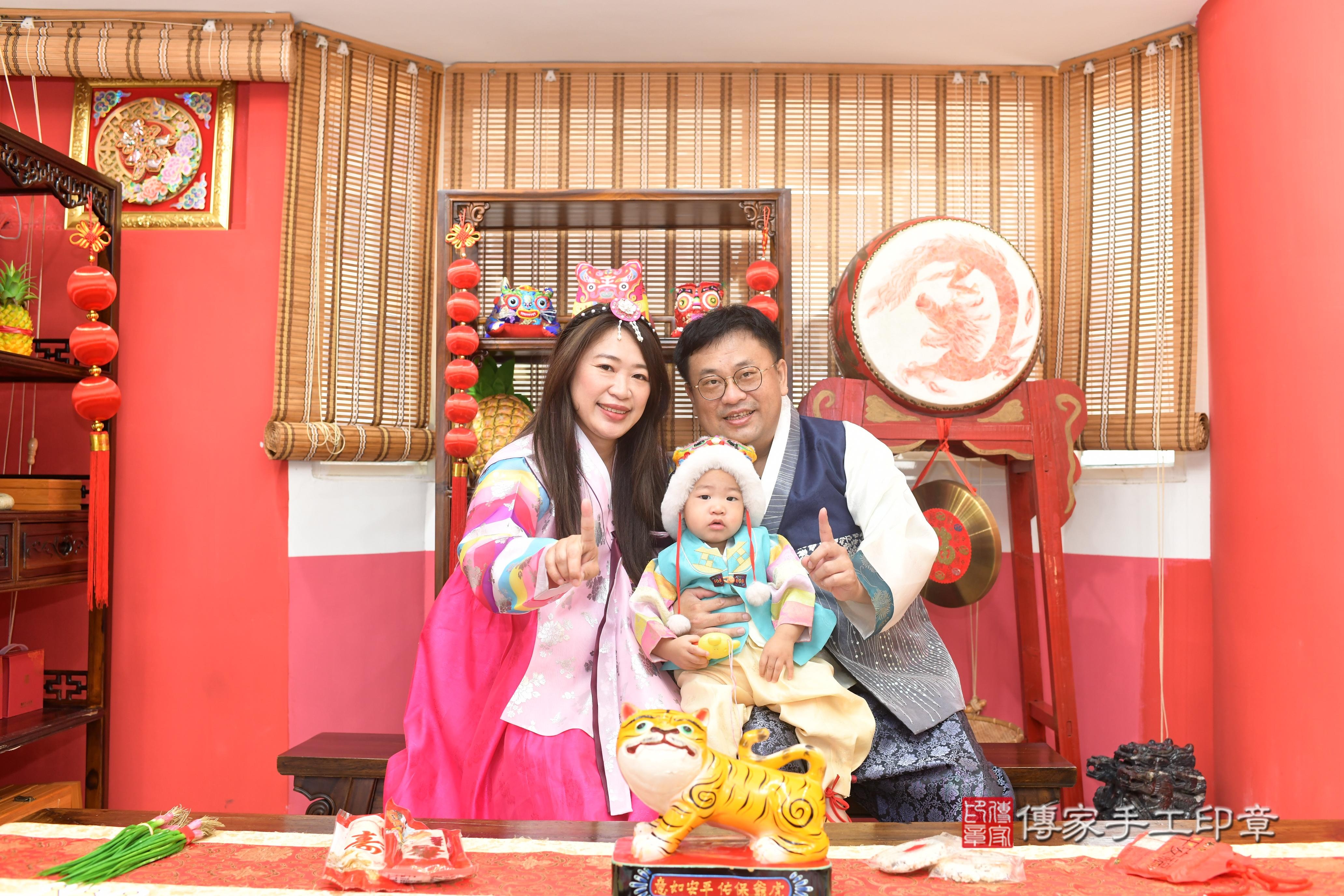 潤潤寶貝抓周，成人與小孩古裝禮服照。地點：傳家「高雄店」古禮會場