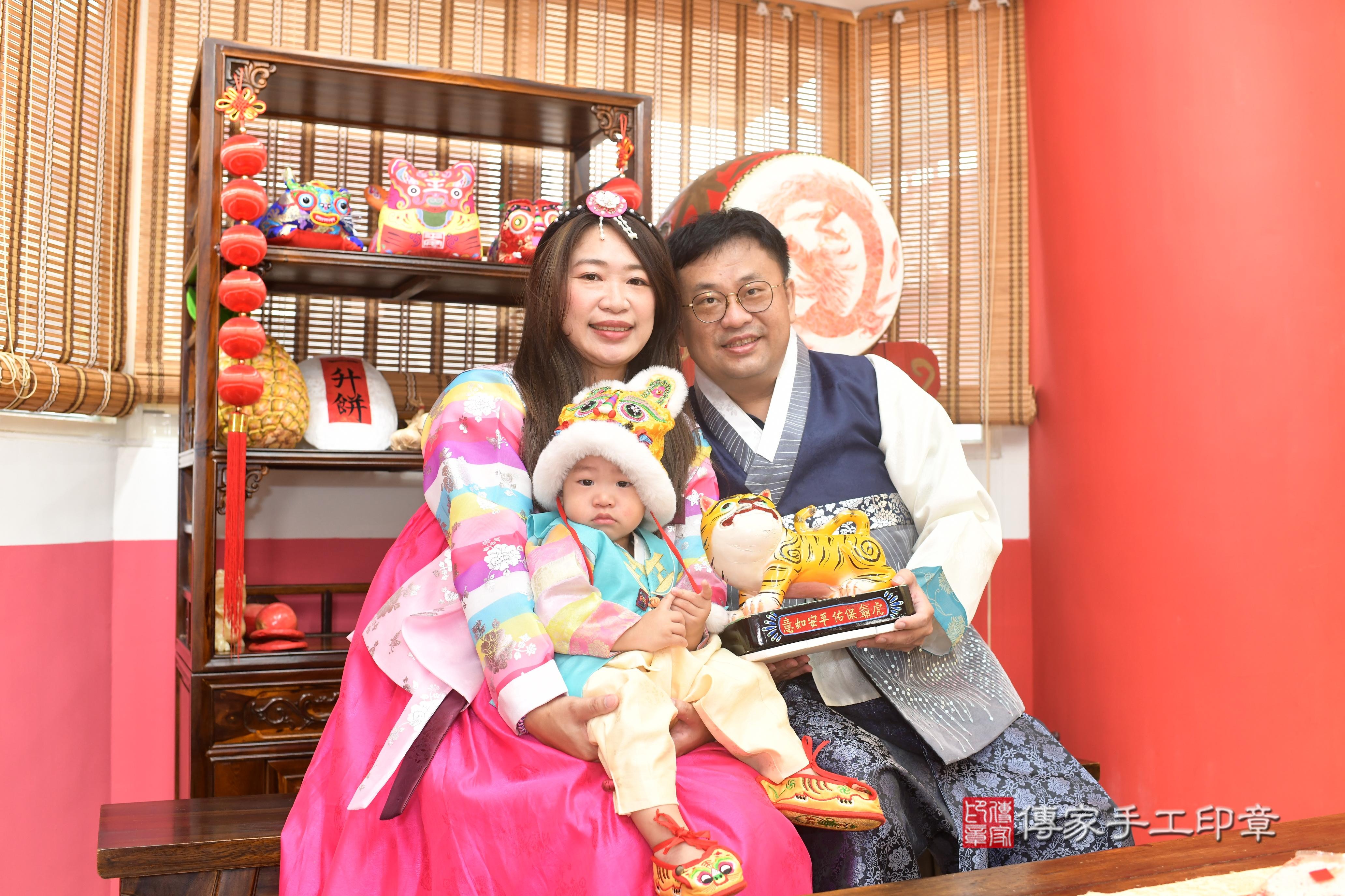 潤潤寶貝抓周，成人與小孩古裝禮服照。地點：傳家「高雄店」古禮會場
